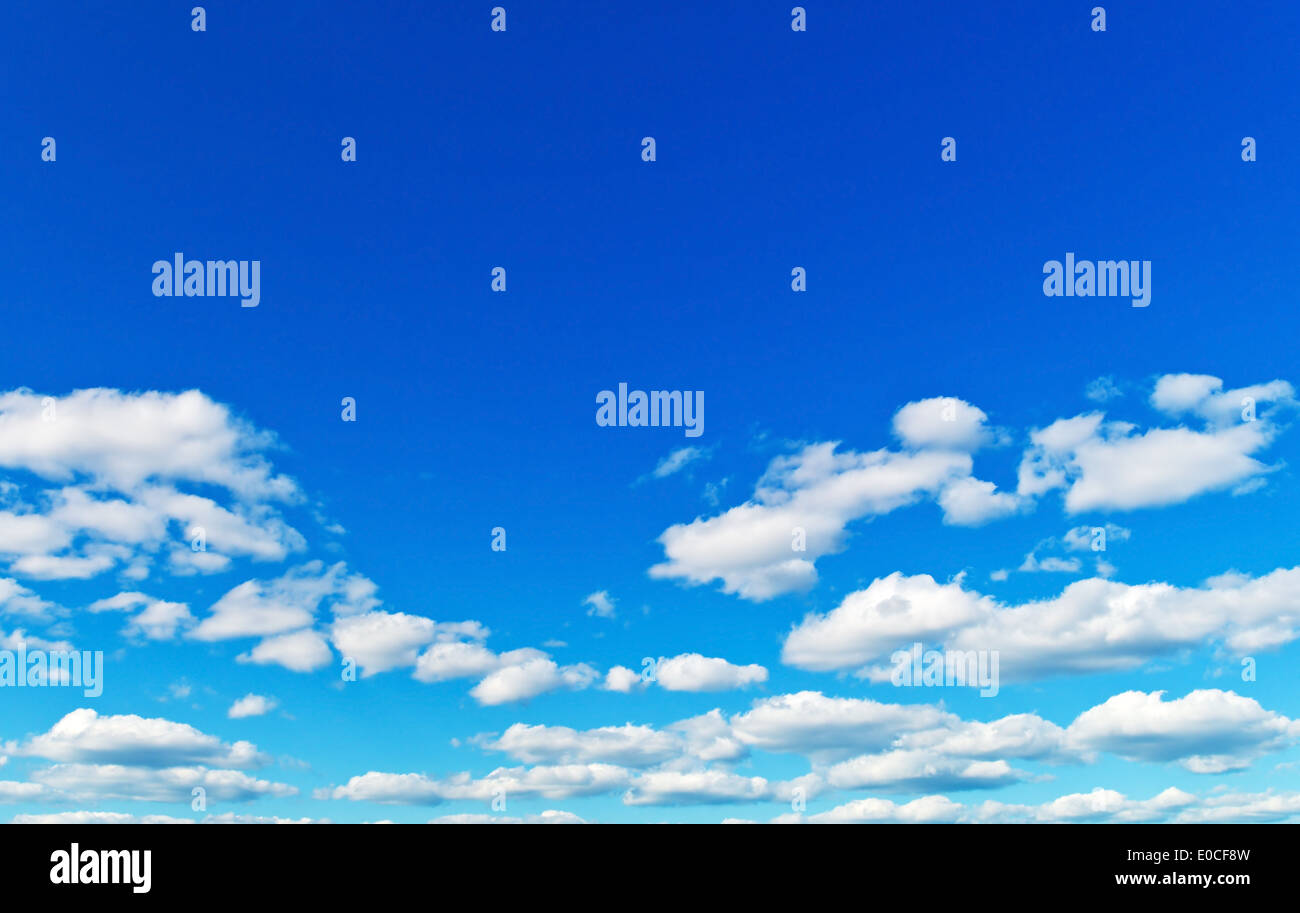 Wolken vor blauem Himmel Stockfoto