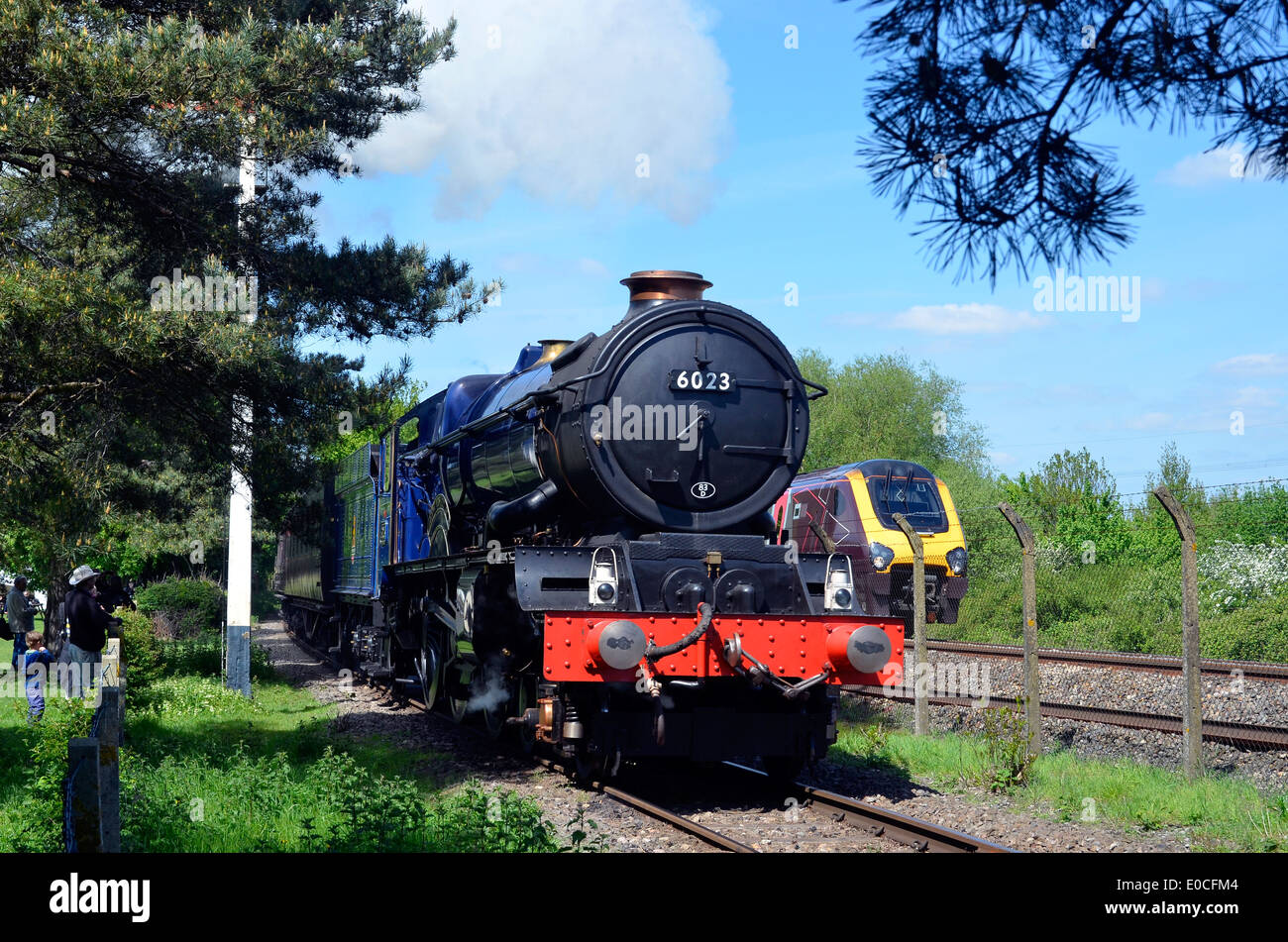 Didcot Railway Centre, Heimat des Great Western Society. König-Klasse Motor Demo online trifft Langlauf-Voyager-Einheit. Stockfoto