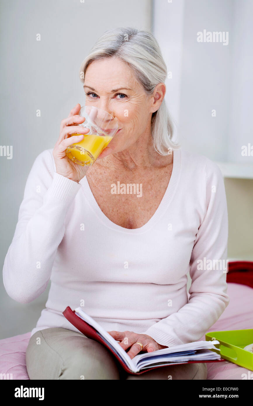 Ältere Person mit kalten Getränk Stockfoto