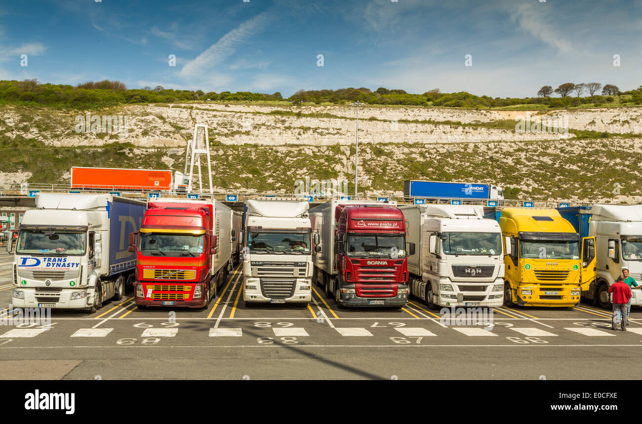 Dover Fährhafen, Sattelschlepper warten auf Cross Channel Fähre nach Frankreich, Dover, England, UK zu laden Stockfoto