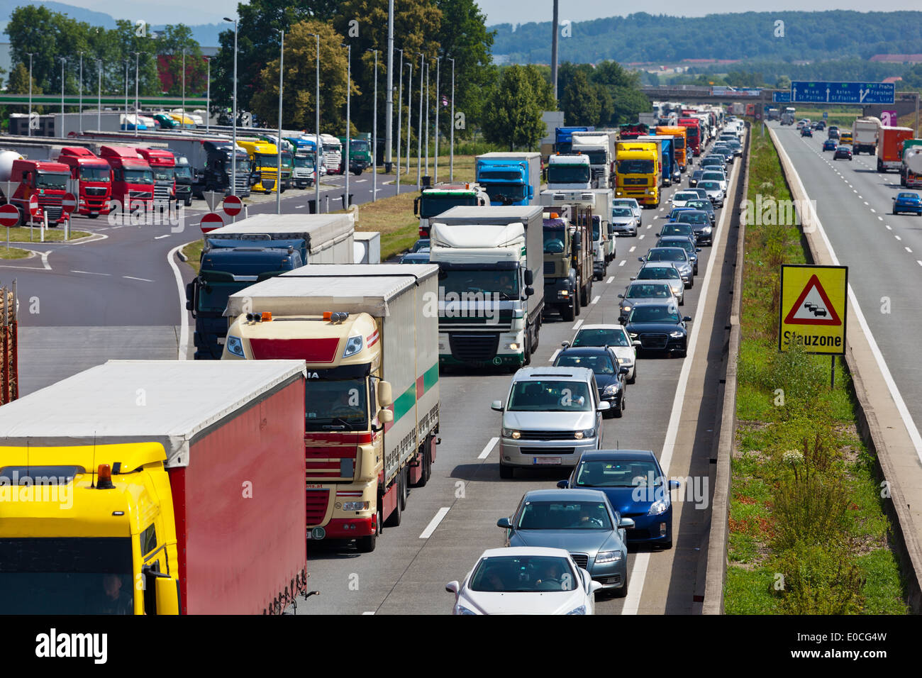 Nicht funktionierende Rettung Spur mit einem Stau auf der Autobahn, Nicht Funktionierende Rettungsgasse Bei Einem Stau Auf Einer Autoba Stockfoto