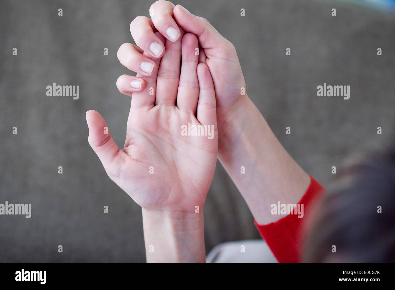 Frau mit schmerzhaften hand Stockfoto