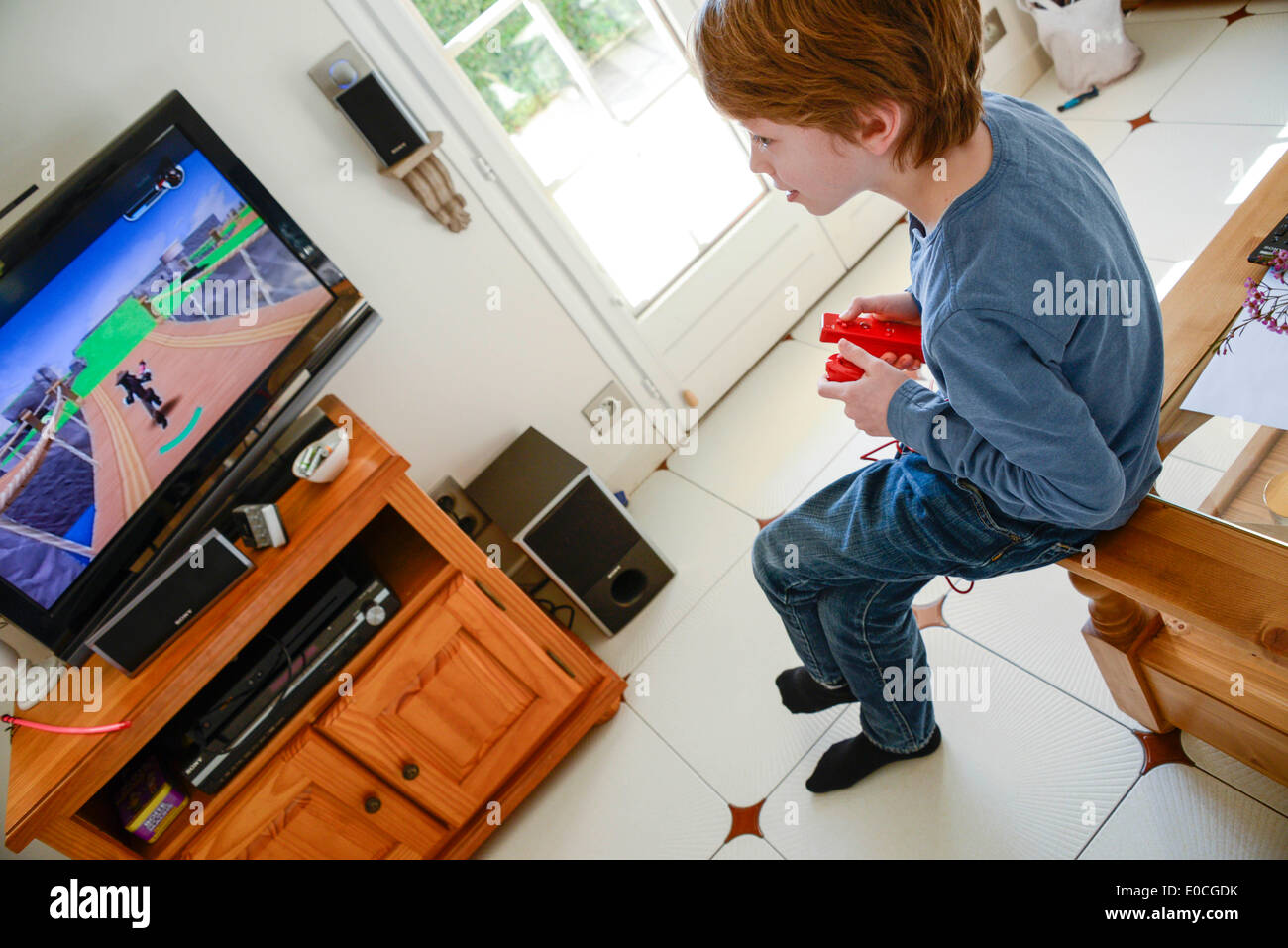 Kind spielt mit Videospiel Stockfoto