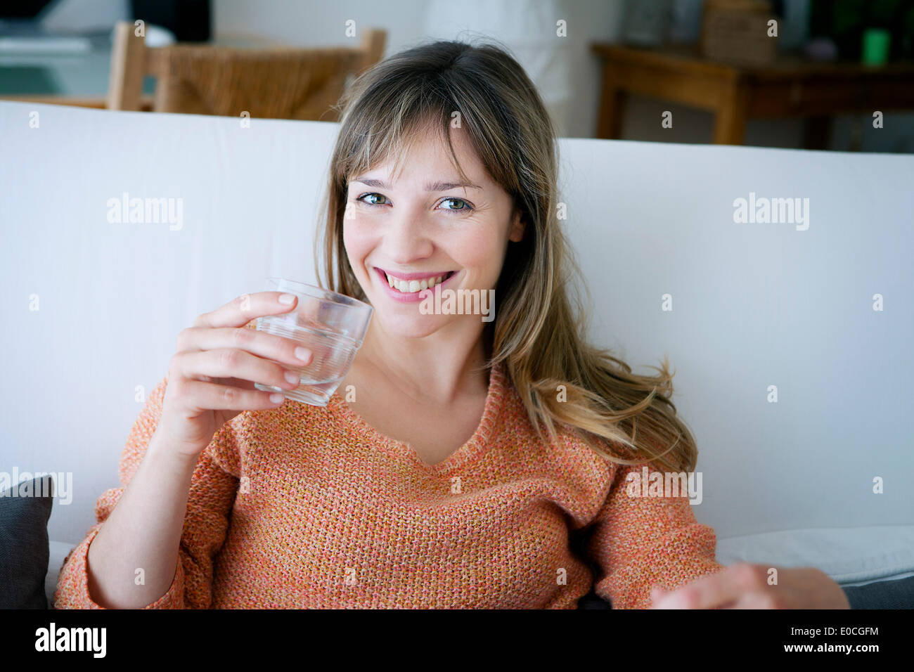 Frau mit Kaltgetränk Stockfoto