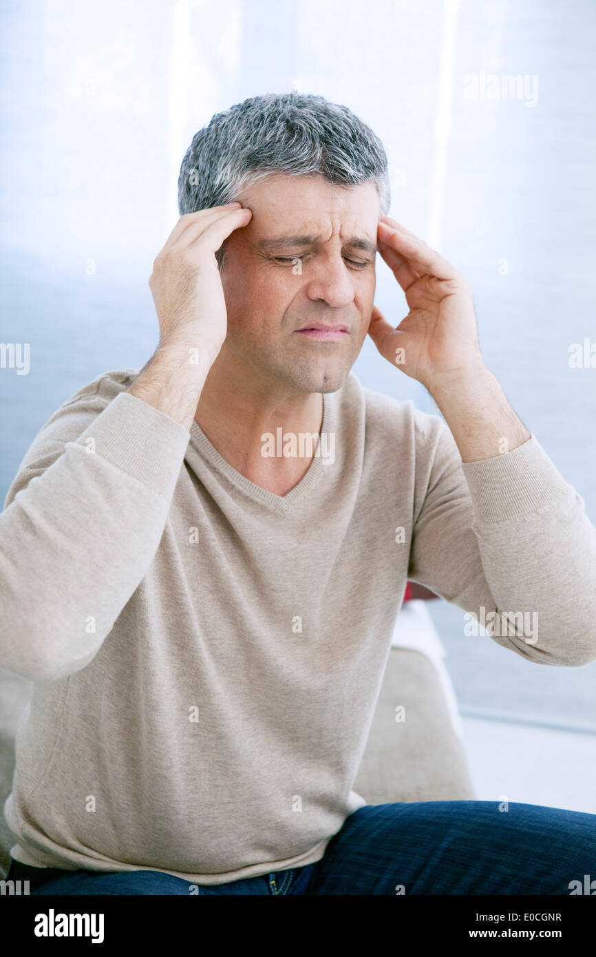 Mann mit einer Migräne Stockfoto