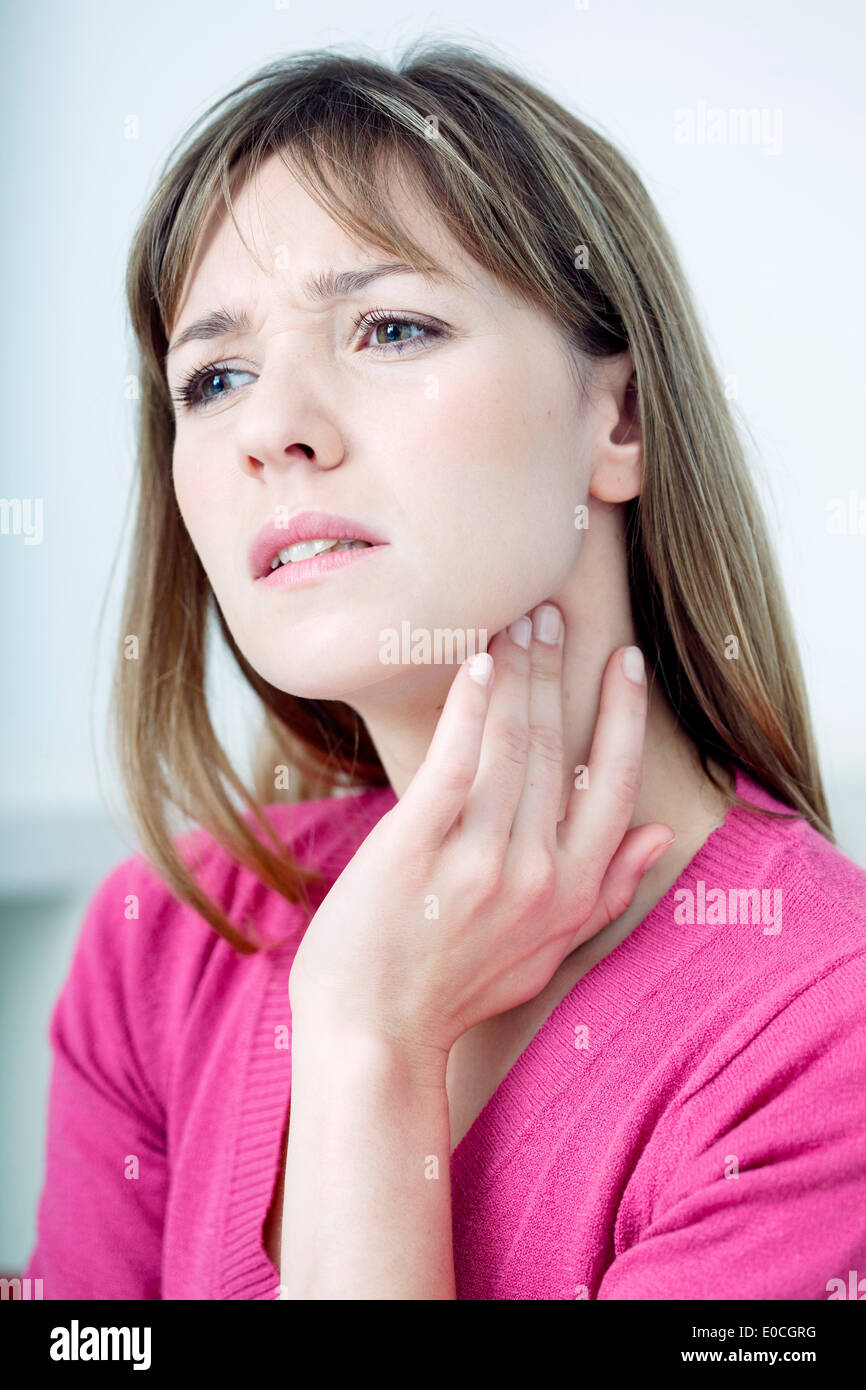 Frau mit Halsschmerzen Stockfoto
