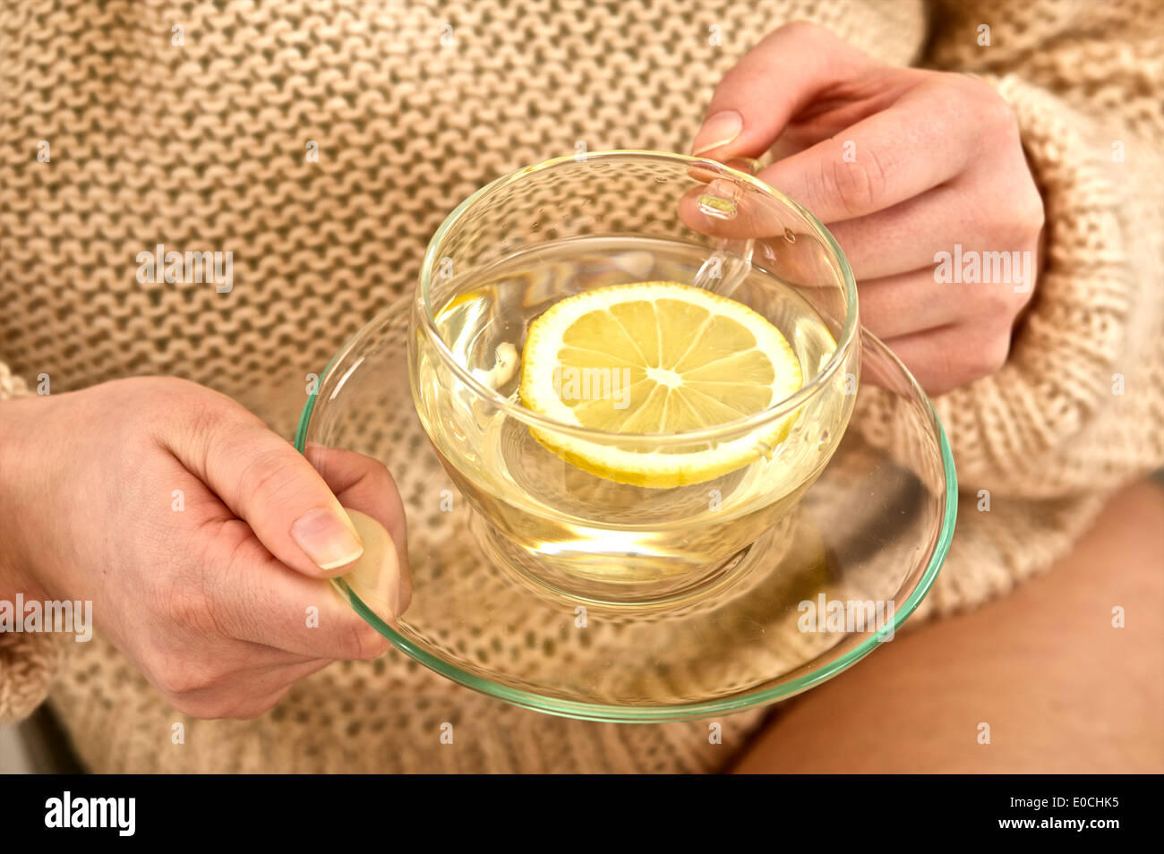 Frau mit Heißgetränk Stockfoto