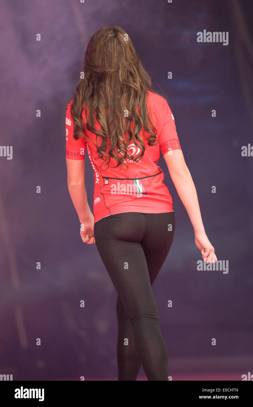 Belfast, Nordirland, Vereinigtes Königreich. 8. Mai 2014. Ein Modell anzeigen Maglia Rosso Passione (rotes Trikot) den Giro d ' Italia Team-Präsentation in Belfast Credit: Bonzo/Alamy Live News Stockfoto