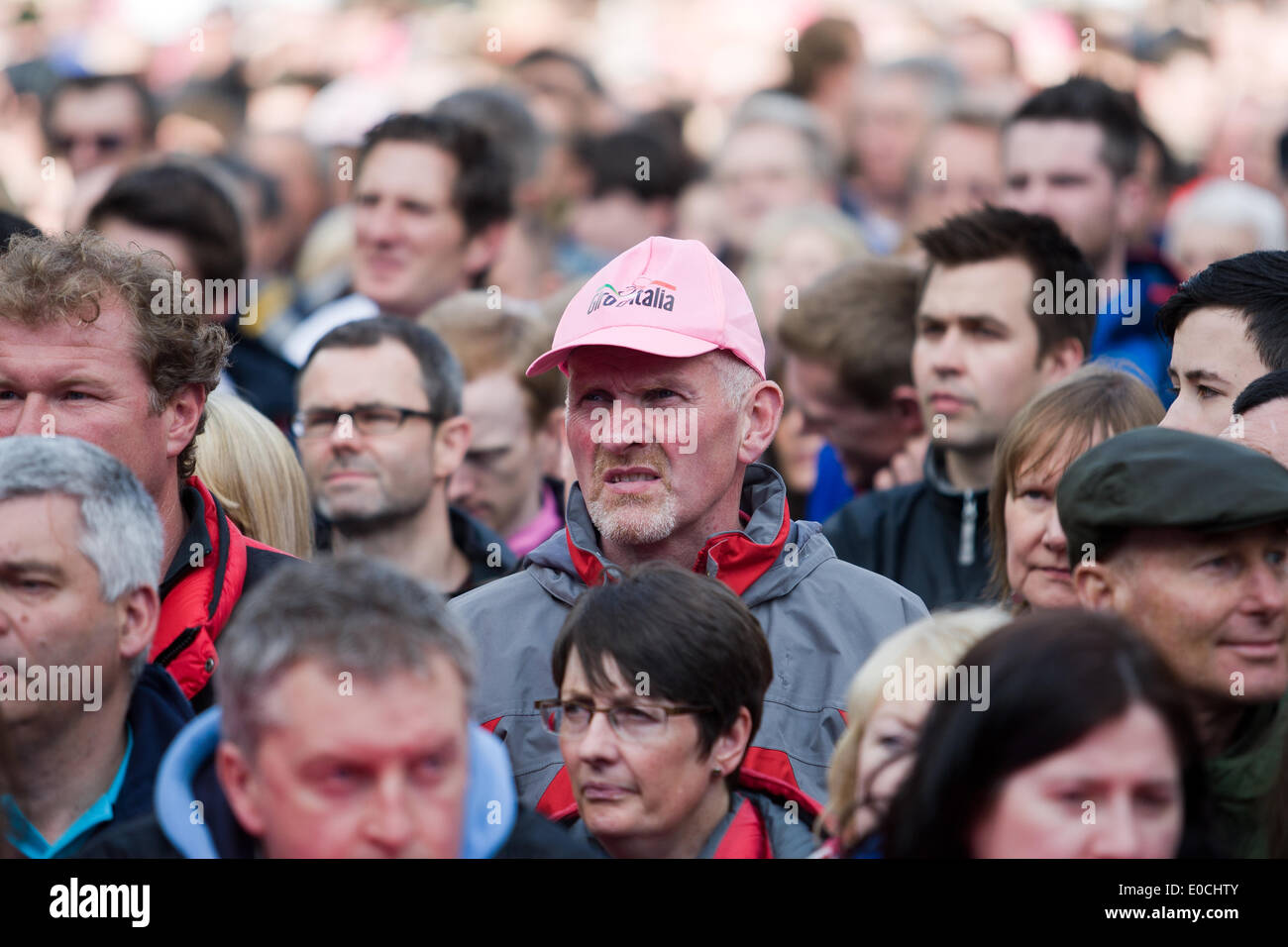 Belfast, Nordirland, Vereinigtes Königreich. 8. Mai 2014.  Ein Mann mit einem Giro d ' Italia-Baseball-Cap der Giro d ' Italia Team-Präsentation in Belfast Credit: Bonzo/Alamy Live News Stockfoto