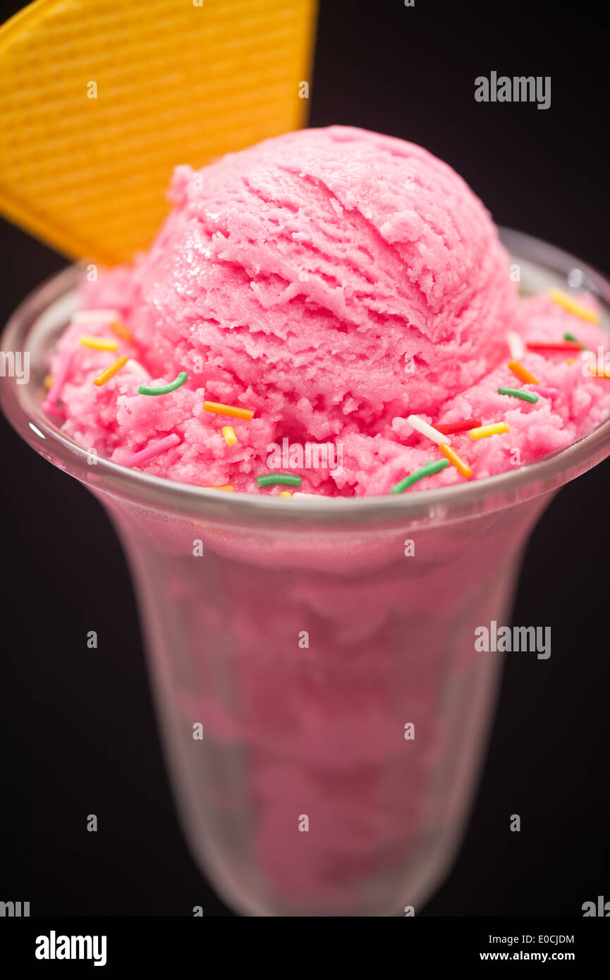 Erdbeer Eisbecher mit Wafer auf schwarzem Hintergrund Stockfoto