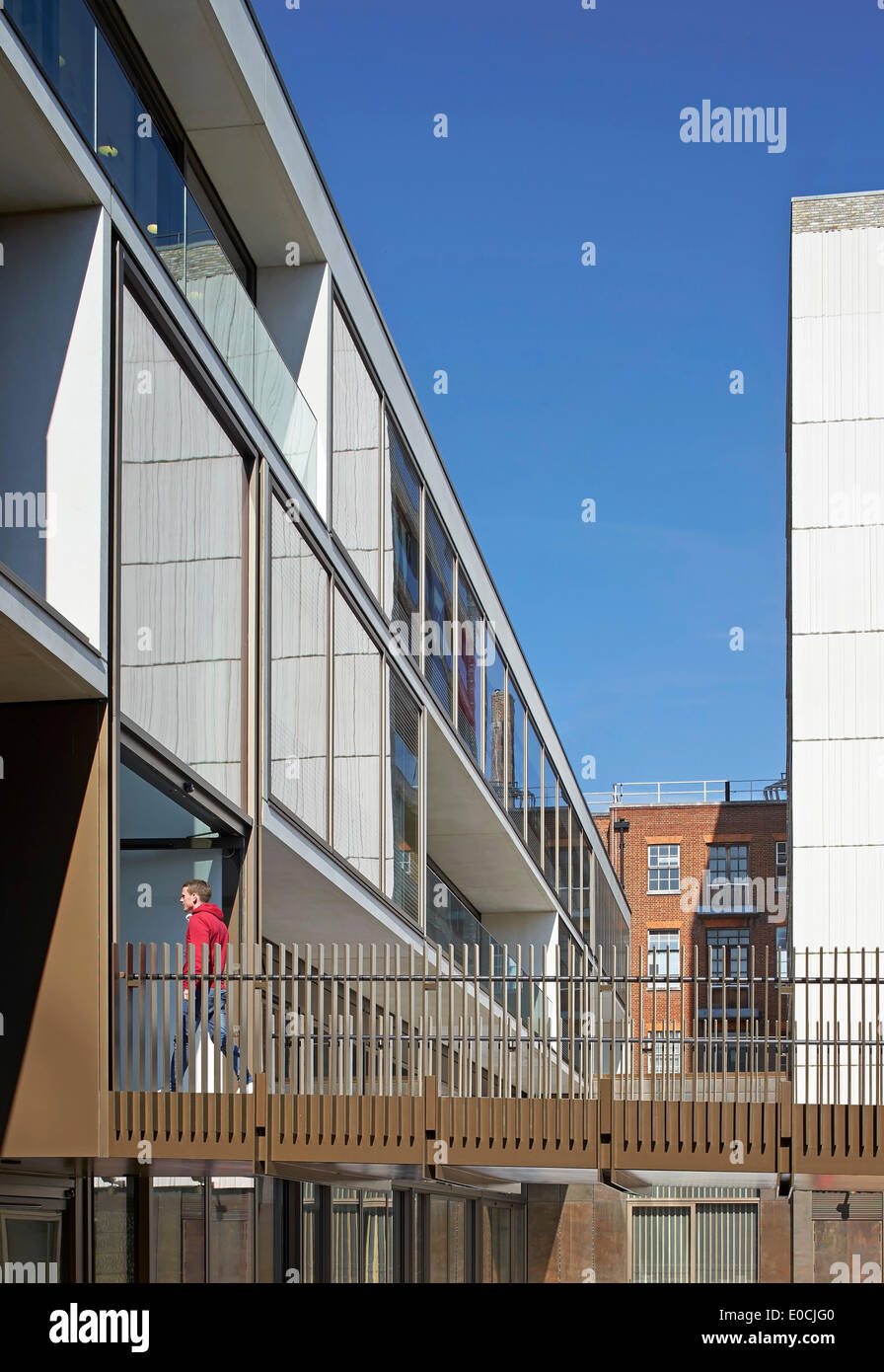JW3, London, Vereinigtes Königreich. Architekt: Lifschutz Davidson Sandilands, 2014. Box-Balkenbrücke zum Eingang Mezzanine-Ebene. Stockfoto