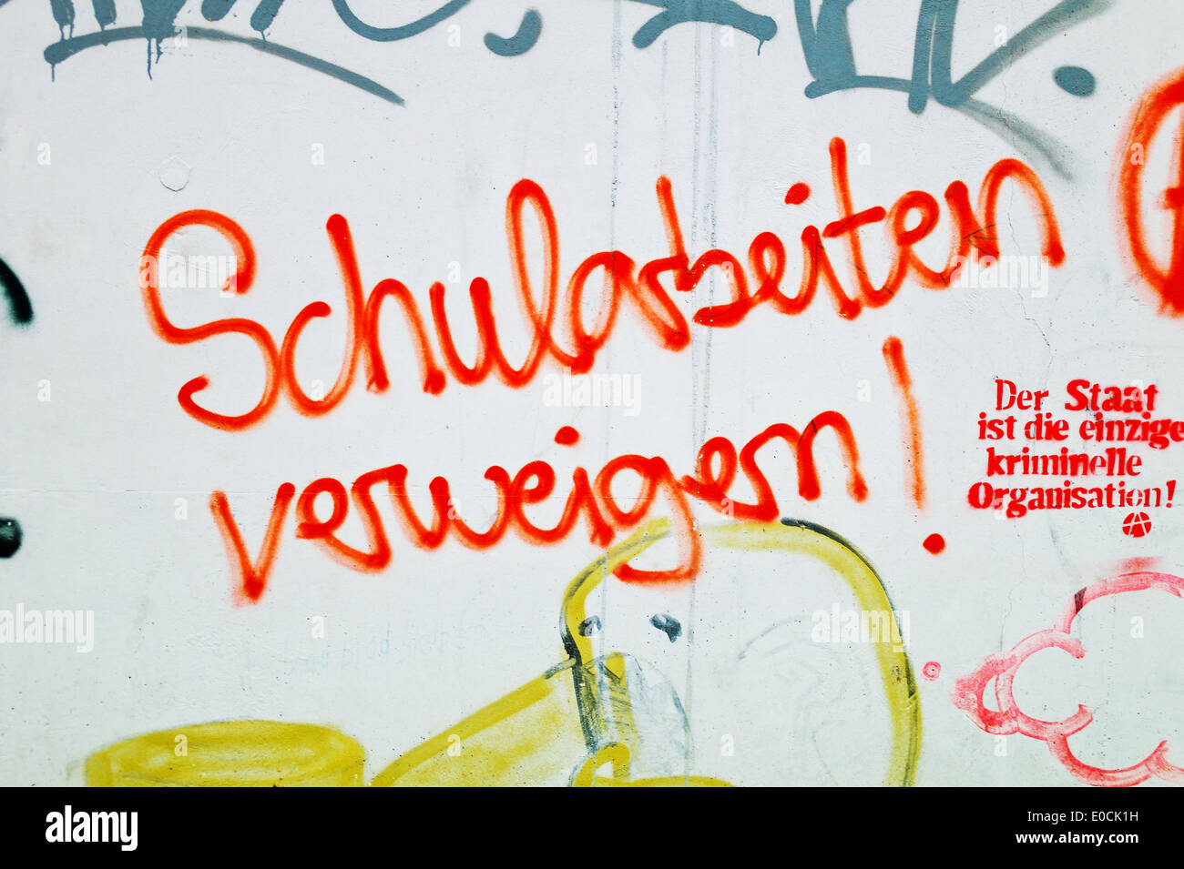 "Label: '' Schule arbeitet Müll '' auf einer Hausfassade Stockfoto