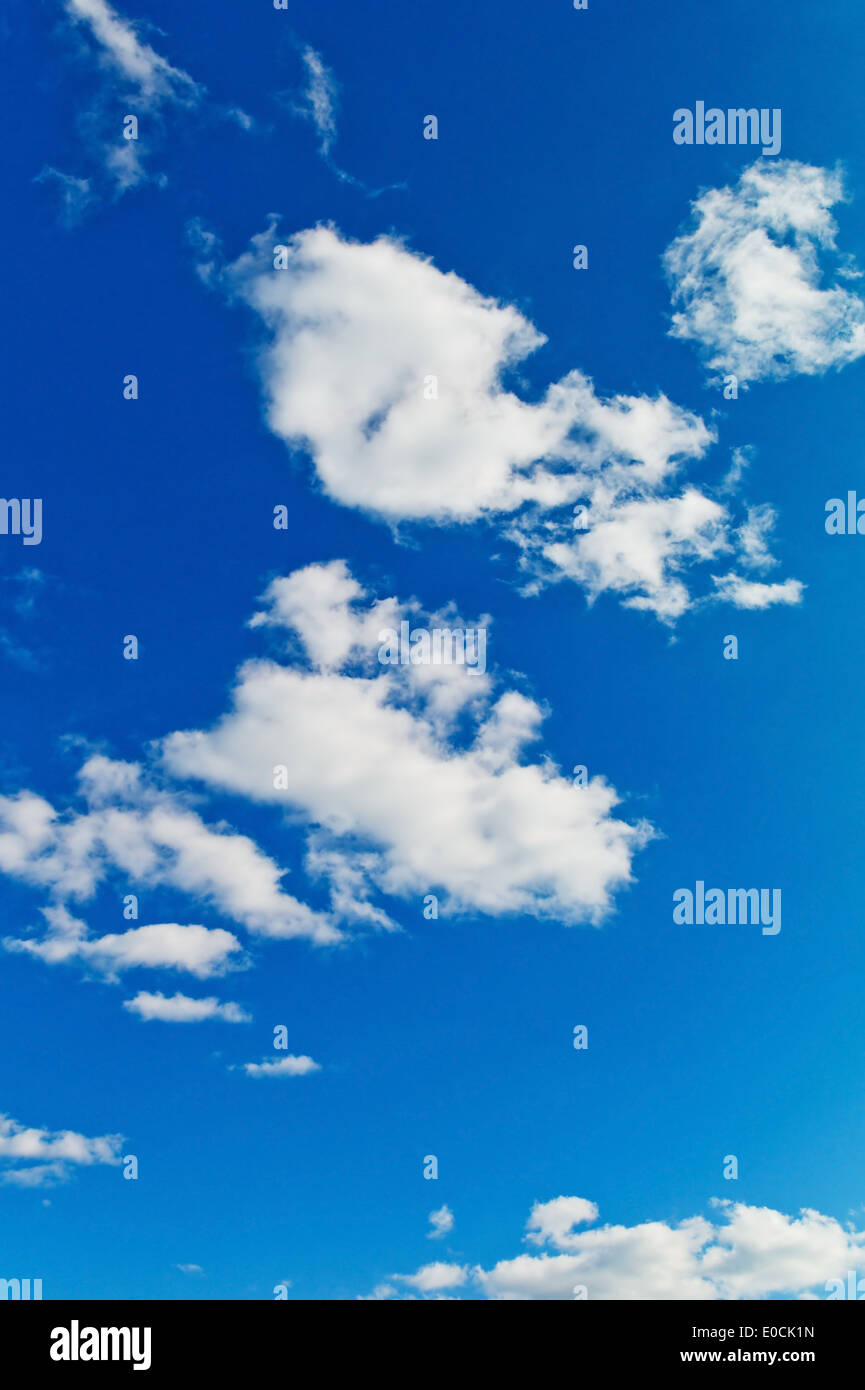 Wolken am blauen Himmel Stockfoto