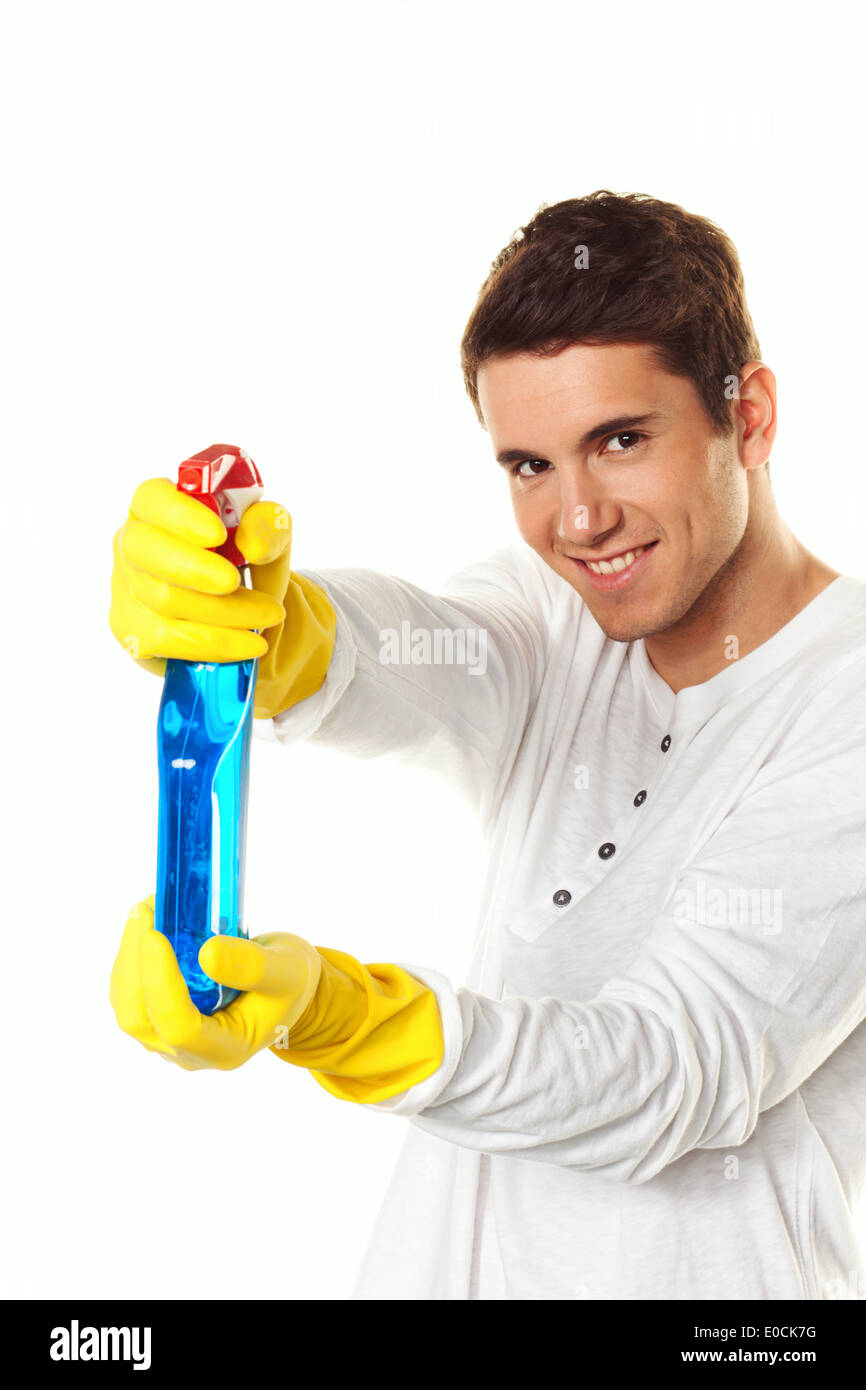 Mann mit Reinigungsmittel. Reinigung der Wohnung. Stockfoto