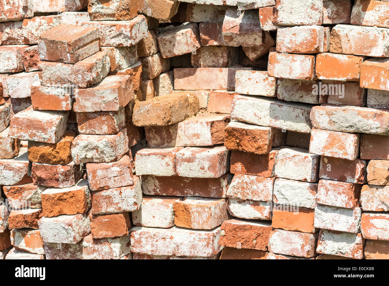 Rote Ziegel Stapel für den Hochbau Stockfoto