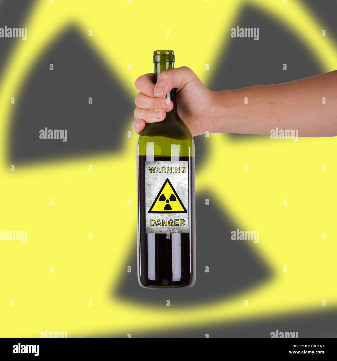 Hand hält eine Flasche mit einer Warnung radioaktive Stockfoto