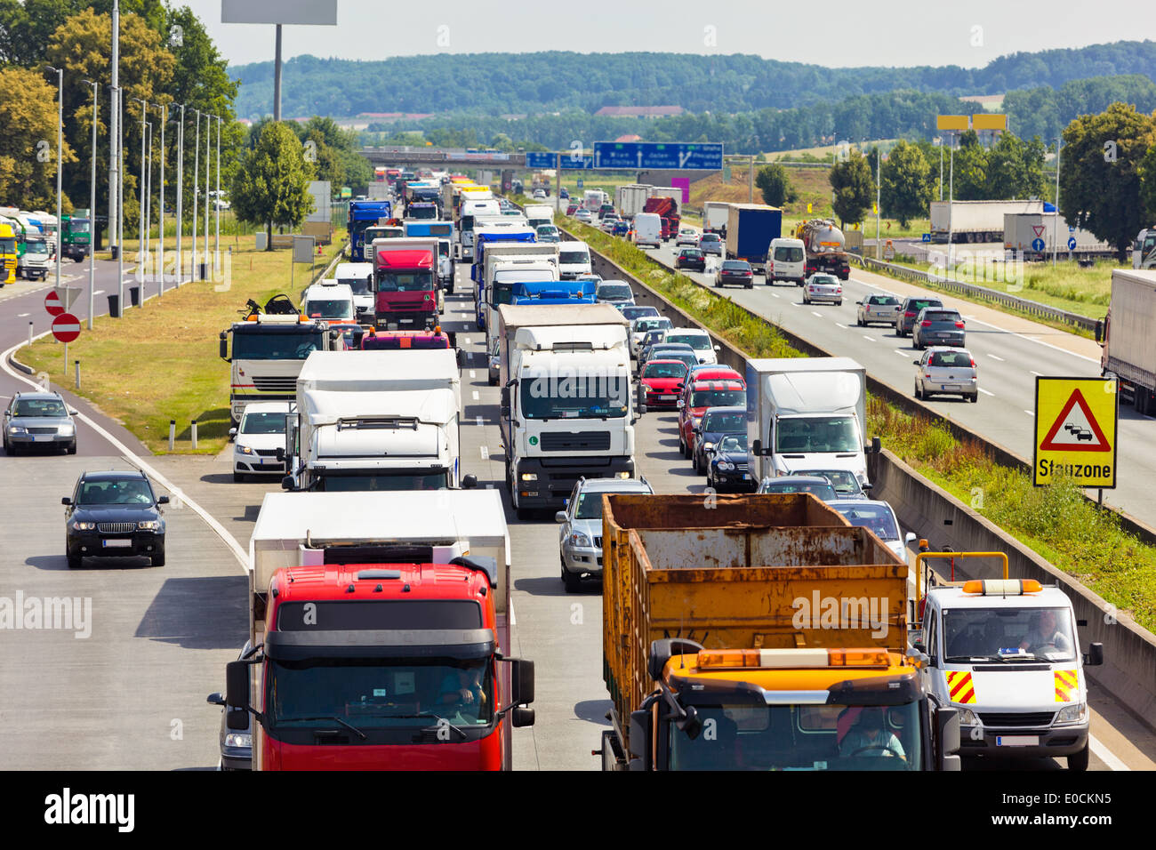 Nicht funktionierende Rettung Spur mit einem Stau auf der Autobahn, Nicht Funktionierende Rettungsgasse Bei Einem Stau Auf Einer Autoba Stockfoto