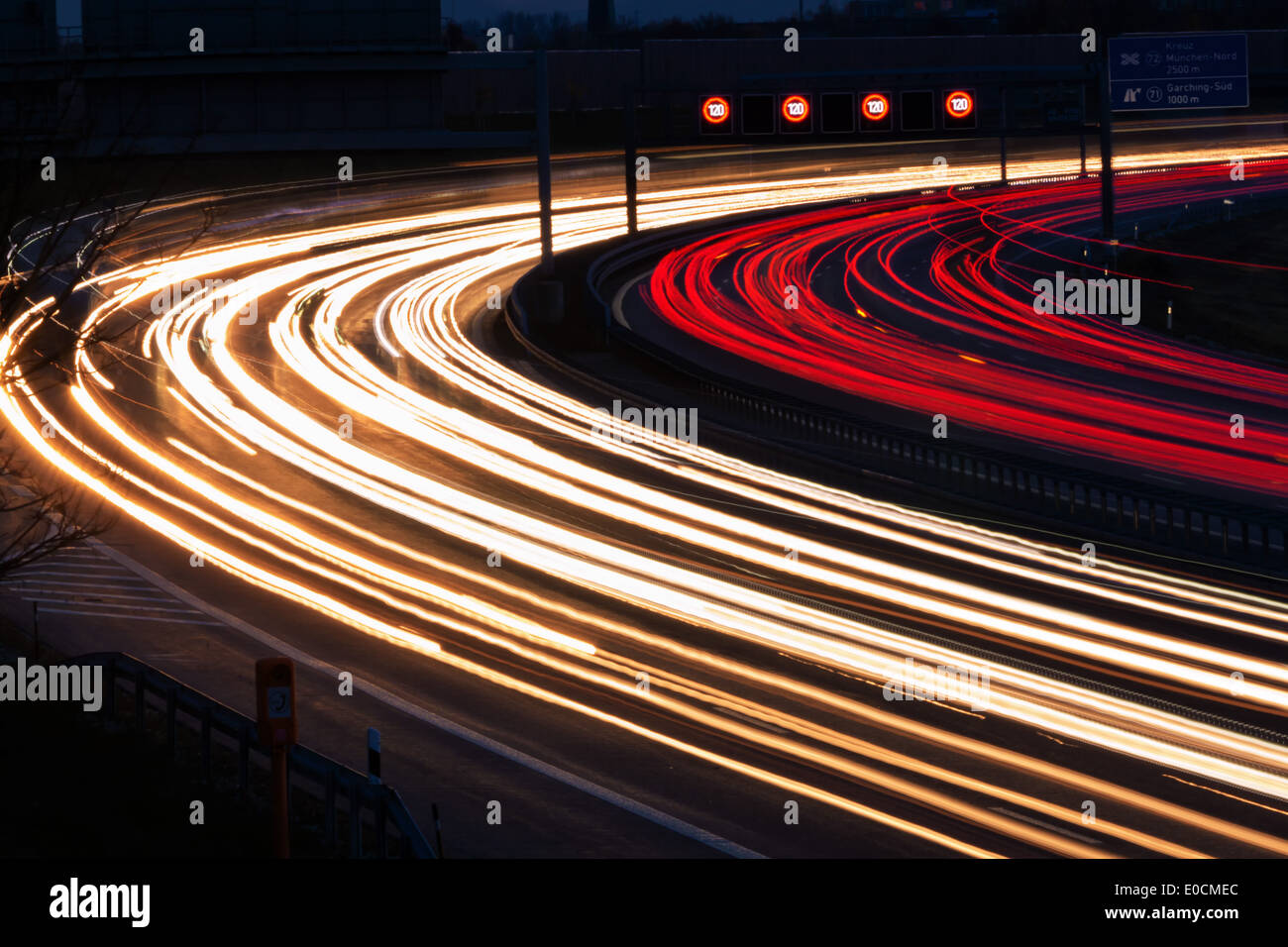 Viele Autos gehen nachts auf einer Landstraße und leichte Spuren zu erzeugen Stockfoto