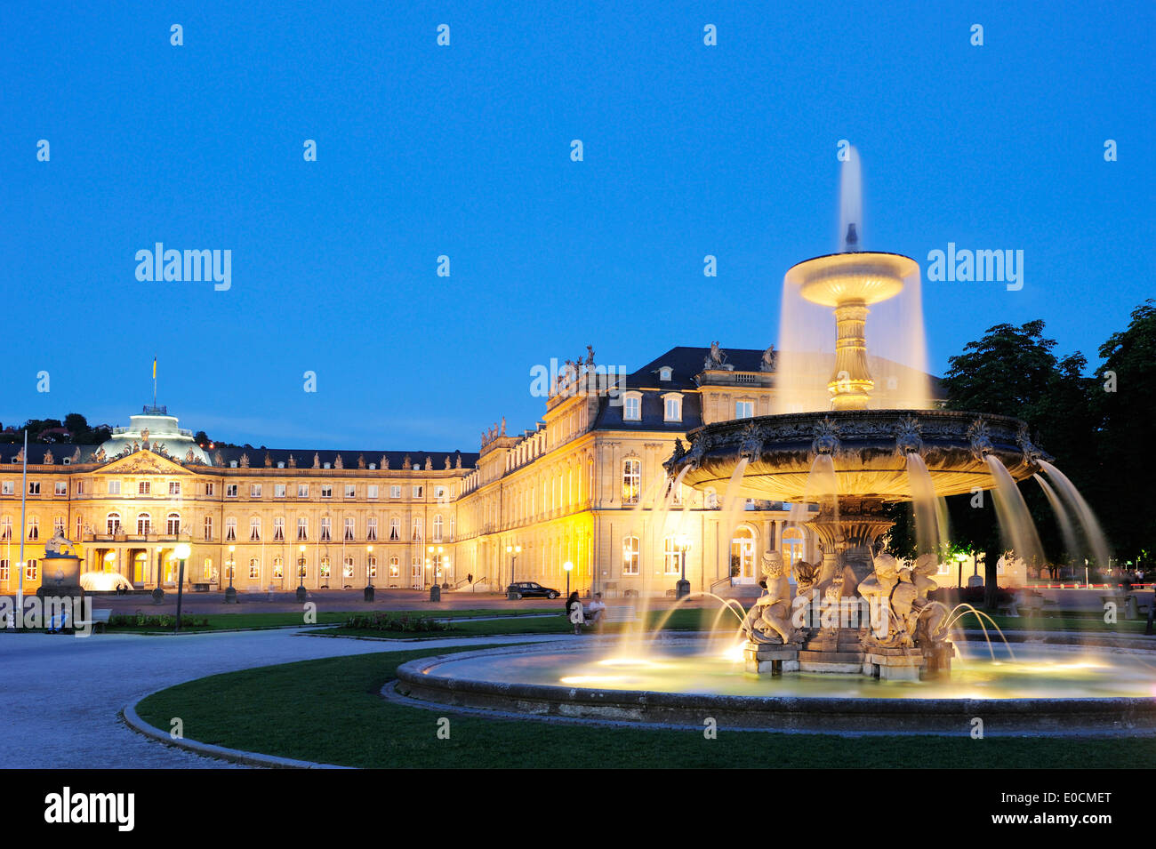 Beleuchtete Burg Neues Schloss und Brunnen in den Abend, Stuttgart, Baden-Württemberg, Deutschland, Europa Stockfoto