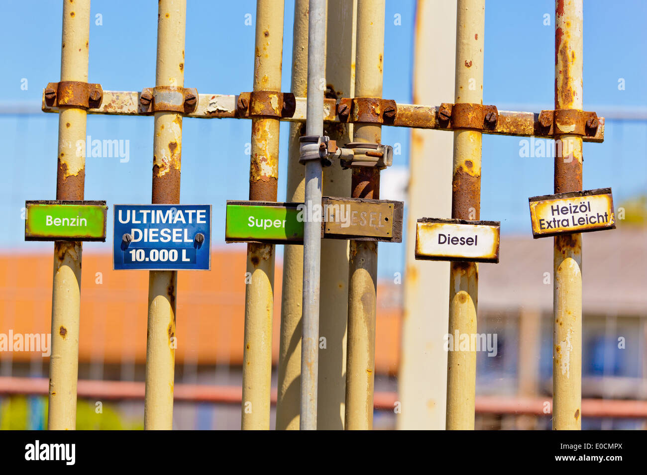 Verrostete Leitungen Faeuer Benzin, Diesel, Heizöl auf eine Tankstelle, Verrostete Leitungsrohre Faeuer Benzin, Diesel, Heizoel au Stockfoto