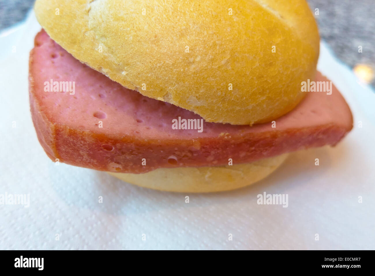 Eine Leber Käse Brötchen liegt auf einer Serviette. Fastfood ist verletzend, Eine Leberkaessemmel Liegt Auf Einer Serviette. Fastfood ist ungesun Stockfoto