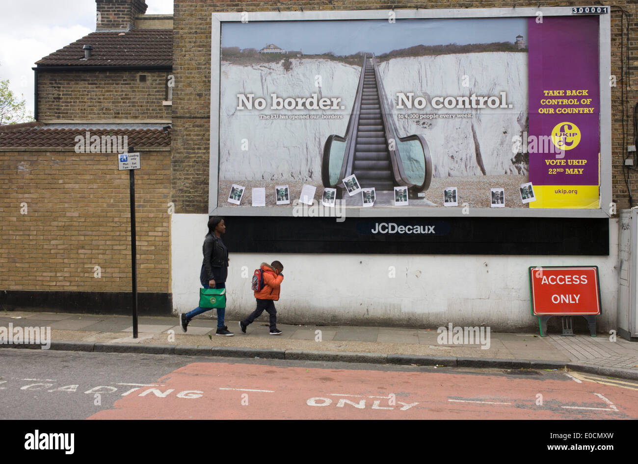 London, UK. 9. Mai 2014.  "UK Independence Party (UKIP) politischen Plakat zeigt eine Rolltreppe hinauf die weißen Klippen von Dover (eine Metapher für den unbeschränkten Einwanderung Zugang nach Großbritannien) in East Dulwich - ein relativ wohlhabenden Stadtteil von Südlondon. Die Anzeige wird vor den Wahlen zum Europäischen Parlament am 22. Mai angezeigt. Bildnachweis: Richard Baker / Alamy Live News. Stockfoto