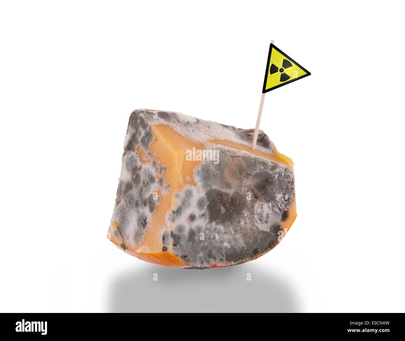 Stück Käse gegangen schlecht isoliert auf weiss radioaktive Stockfoto