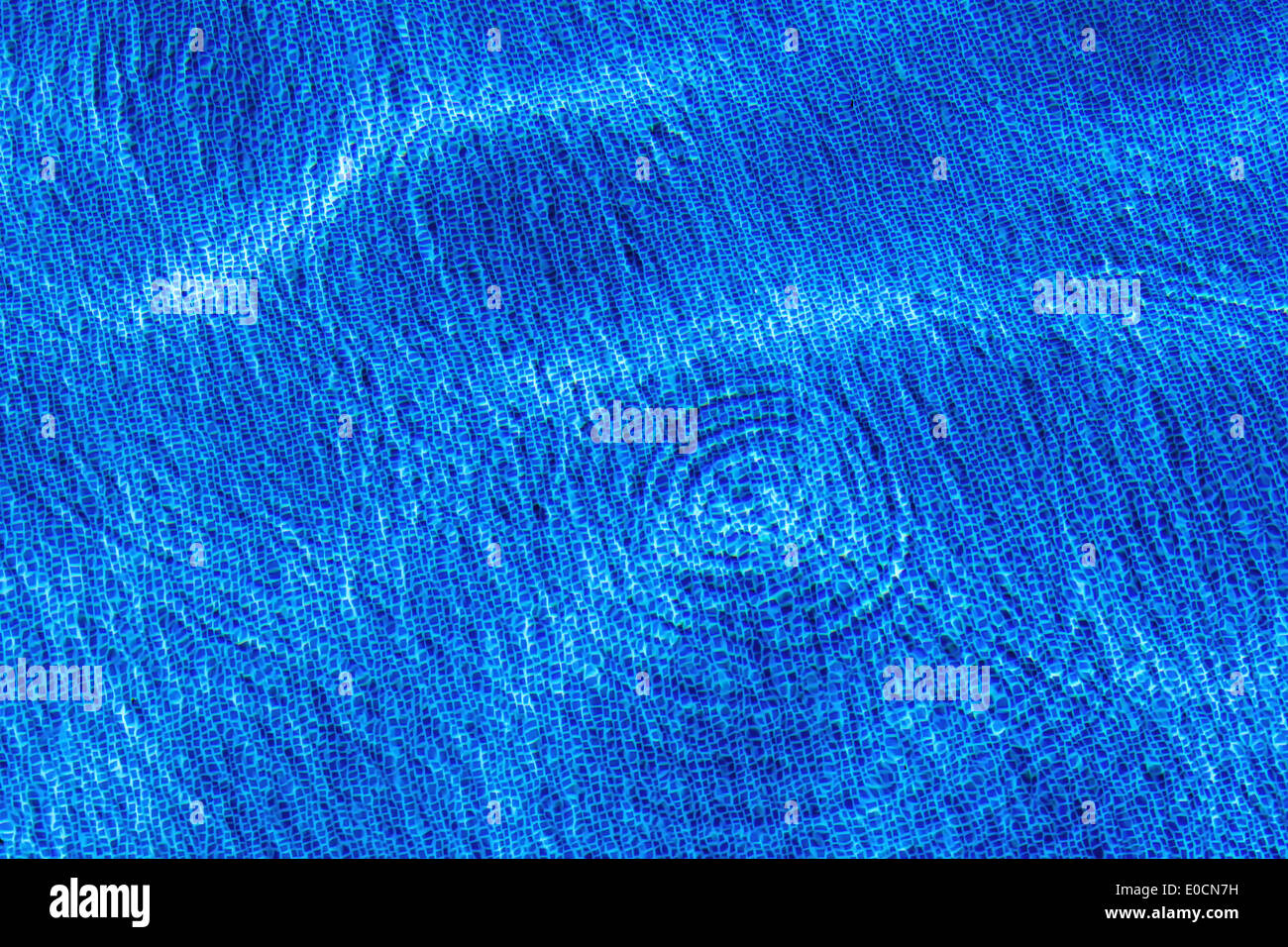 Spielt Licht und Wasser Reflexe in einem Schwimmbad. Stellen Sie sich im blauen Forbackground geeignet, Lichtspielen Und Wasserreflexe in eine Stockfoto