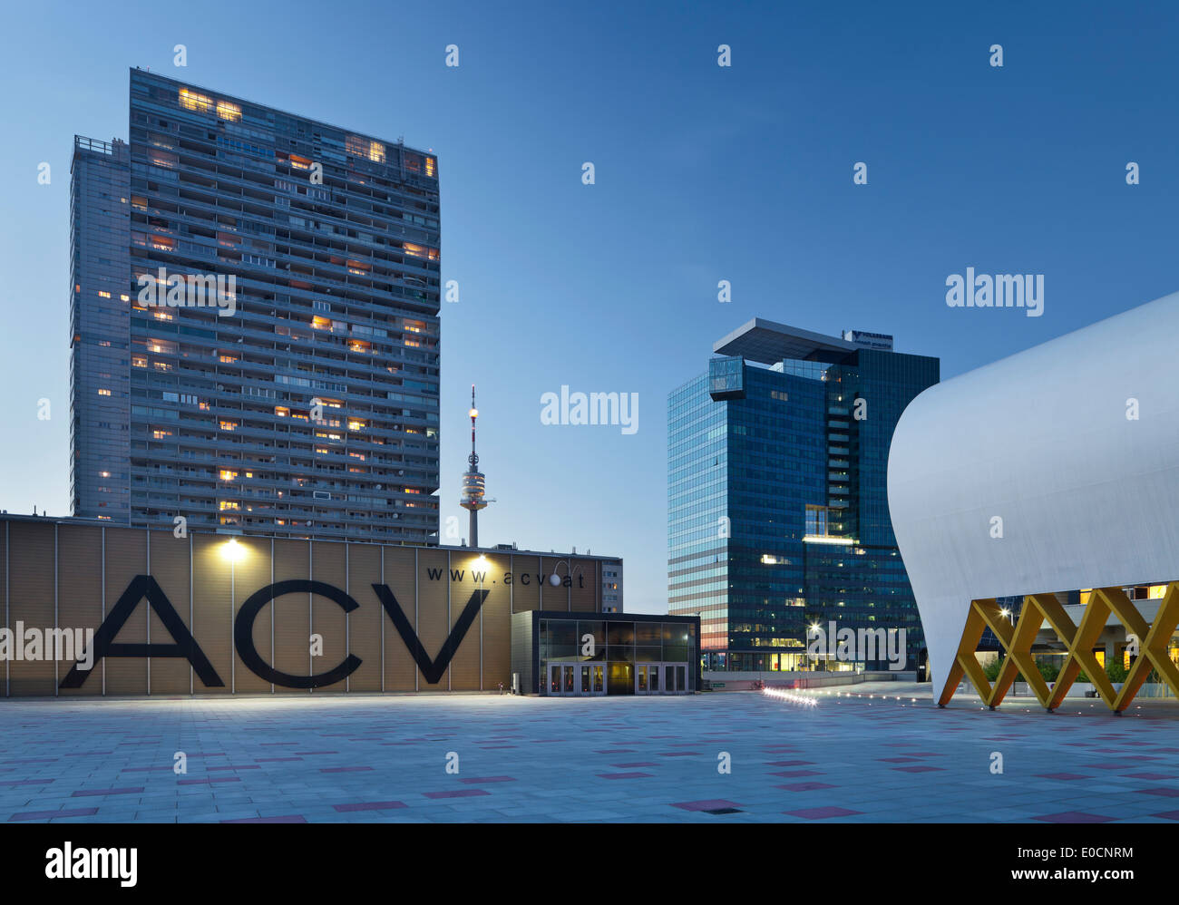 Donauturm, Donauturm und Bürogebäude im Austria Center, ACV Konferenzzentrum Donauzentrum, 21. Bezirk, Wien Stockfoto