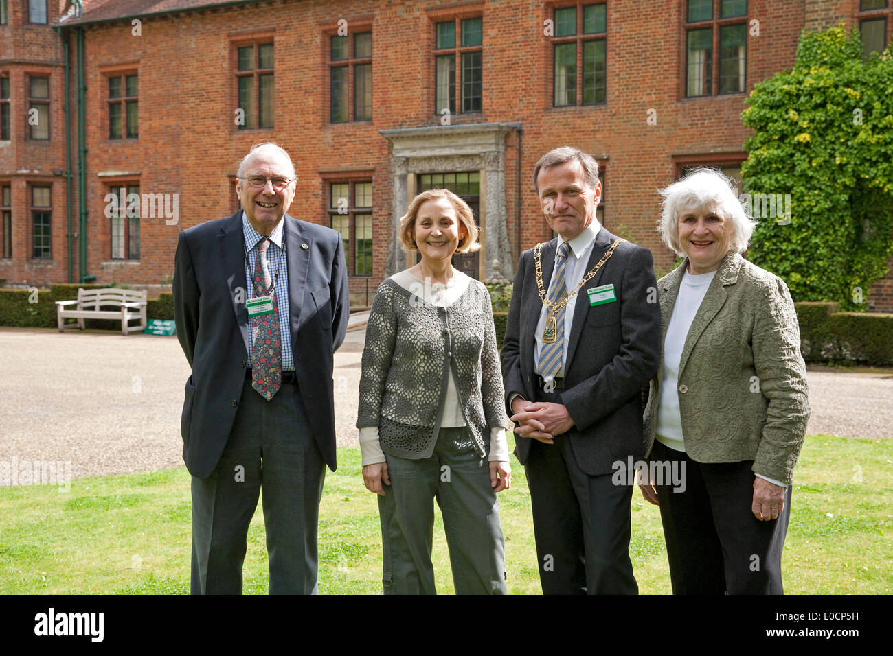 Westerham, UK, 9. Mai 2014, der Bürgermeister von Bromley, Ernest Noad posiert außen Chartwell mit Neville Snazel, Sue Hemple und Sheila Owers, wie er über 300 andere Freiwillige, die helfen, th verbindet nationale Trus Credit: Keith Larby/Alamy Live News Stockfoto