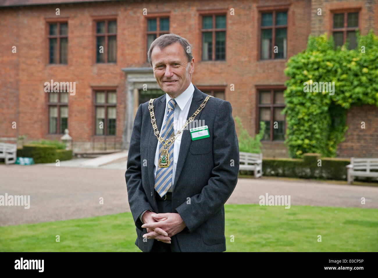 Westerham, UK, 9. Mai 2014, der Bürgermeister von Bromley, Ernest Noad stellt außen Chartwell, familiären Haus von Sir Winston Churchill Credit: Keith Larby/Alamy Live News Stockfoto