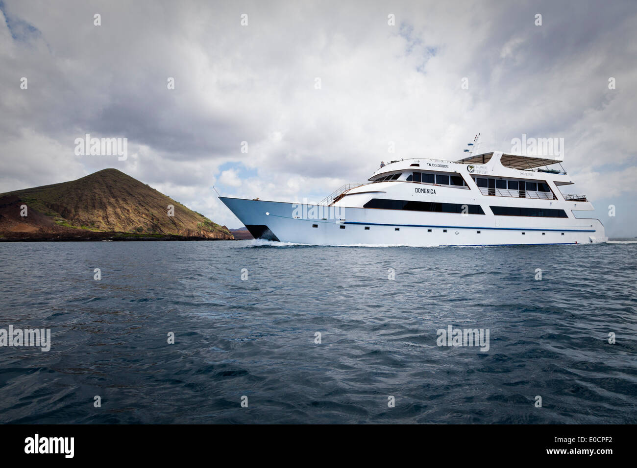 Luxus-Yacht unter bewölktem Himmel von Bartolome Insel, Galapagos, Ecuador, Südamerika Stockfoto