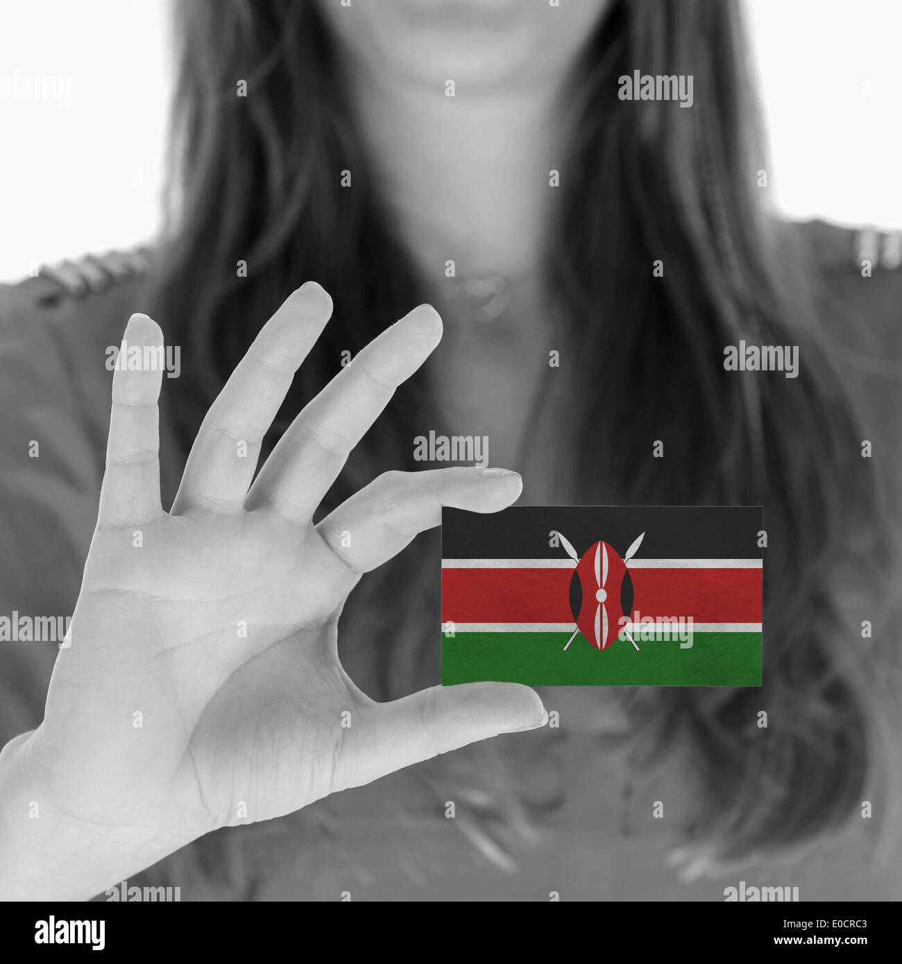Frau zeigt eine Visitenkarte schwarz-weiß-Kenia Stockfoto