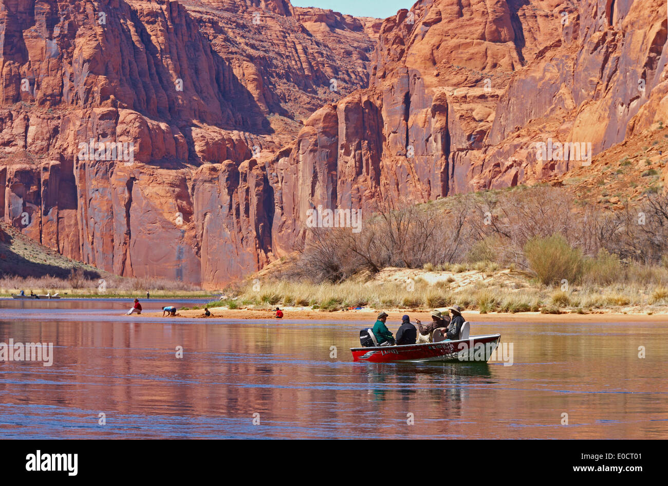 Menschen in einem Boot auf dem Colorado River vom Glen Canyon Dam nach Lees Ferry, Glen Canyon, Arizona, USA, Amerika Stockfoto