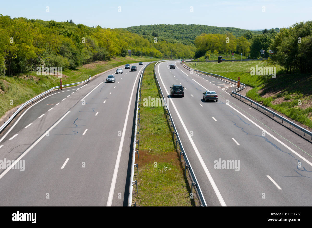 Die A71 Autoroute in Zentralfrankreich, auch bekannt als l'Arverne. Der Blick ist nach Süden. Stockfoto