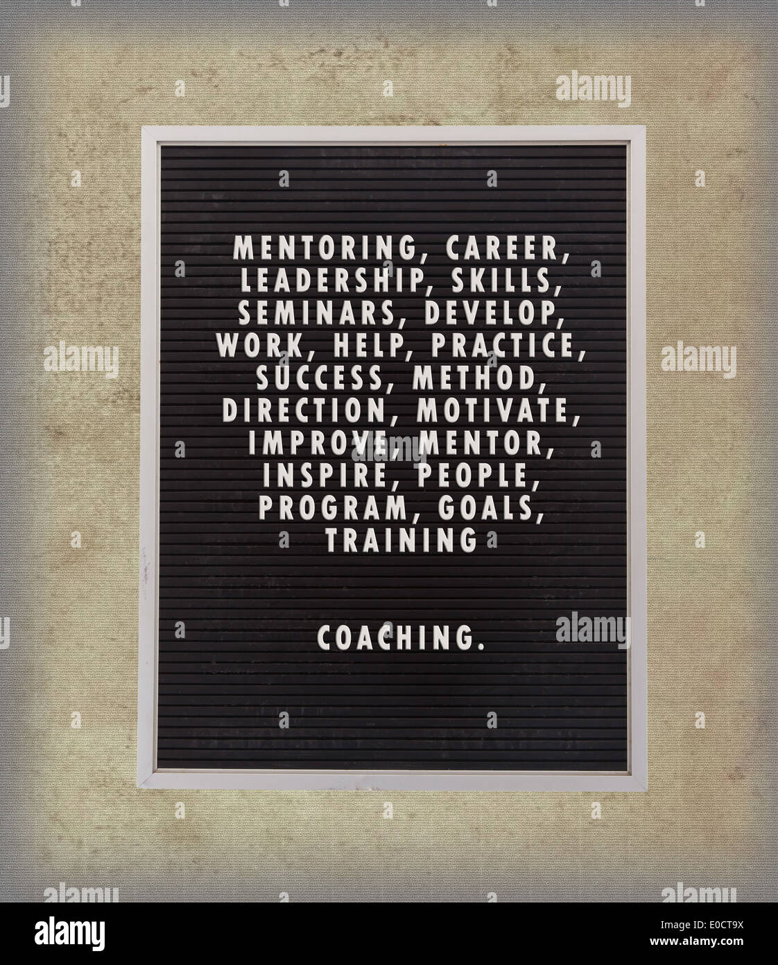 Coaching-Konzept in Kunststoff Buchstaben auf sehr alten Menü Board Vintage-look Stockfoto