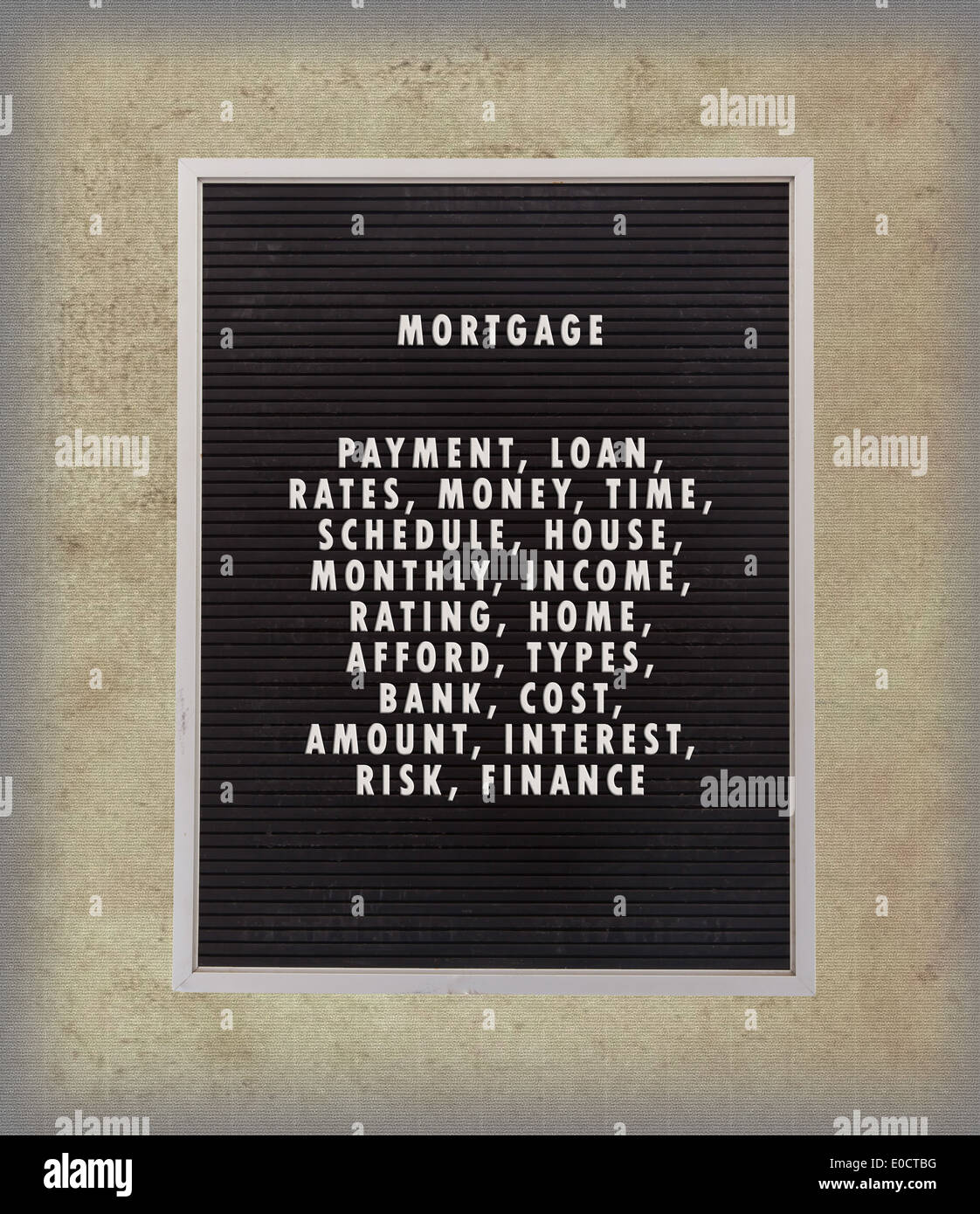 Hypothek-Konzept in Kunststoff Buchstaben auf sehr alten Menü Board Vintage-look Stockfoto