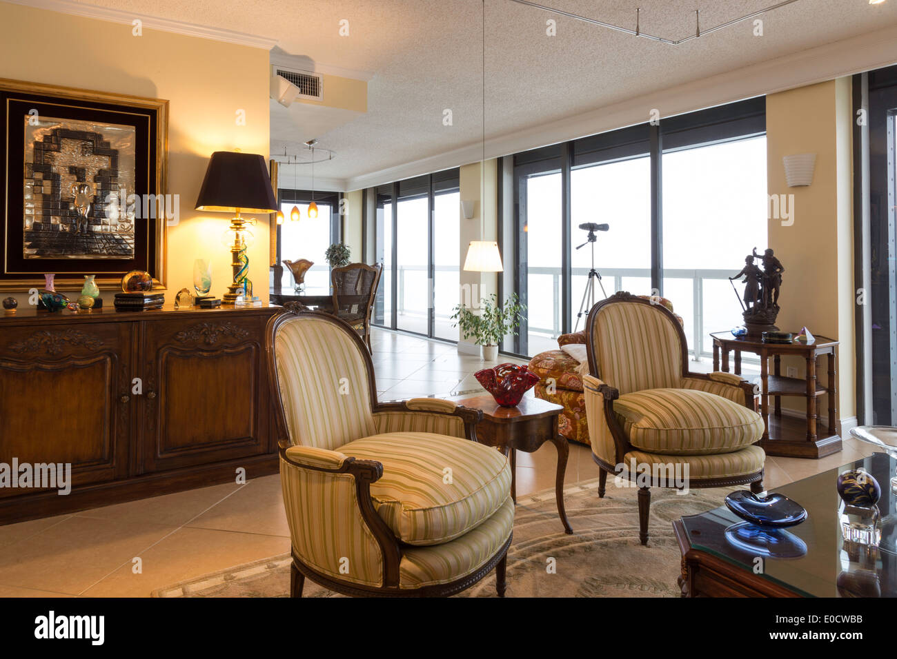 Schaufenster-Luxus-Eigentumswohnung-Wohnzimmer Stockfoto