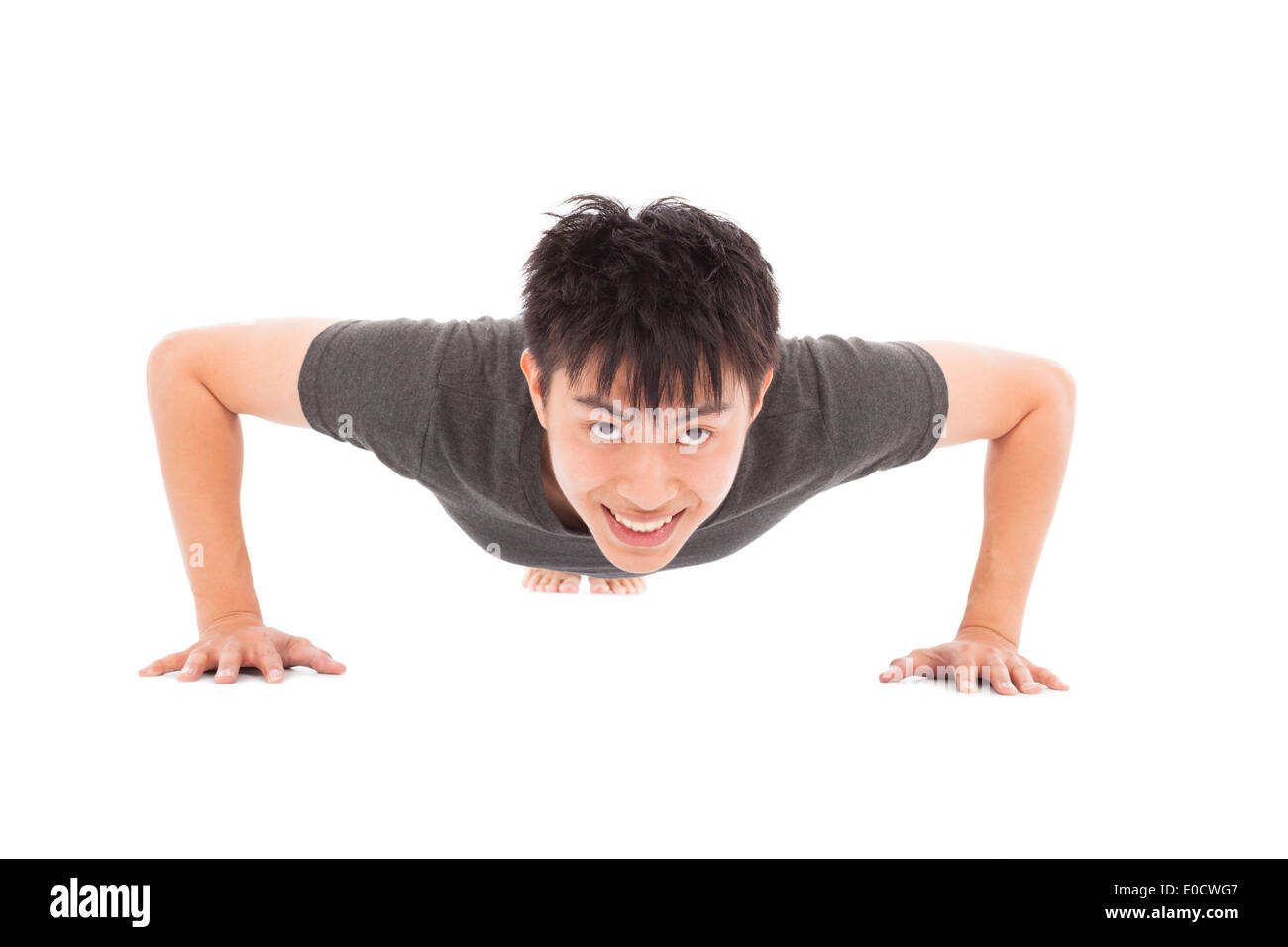 lächelnde junge Mann machen Liegestützen und fitness Stockfoto
