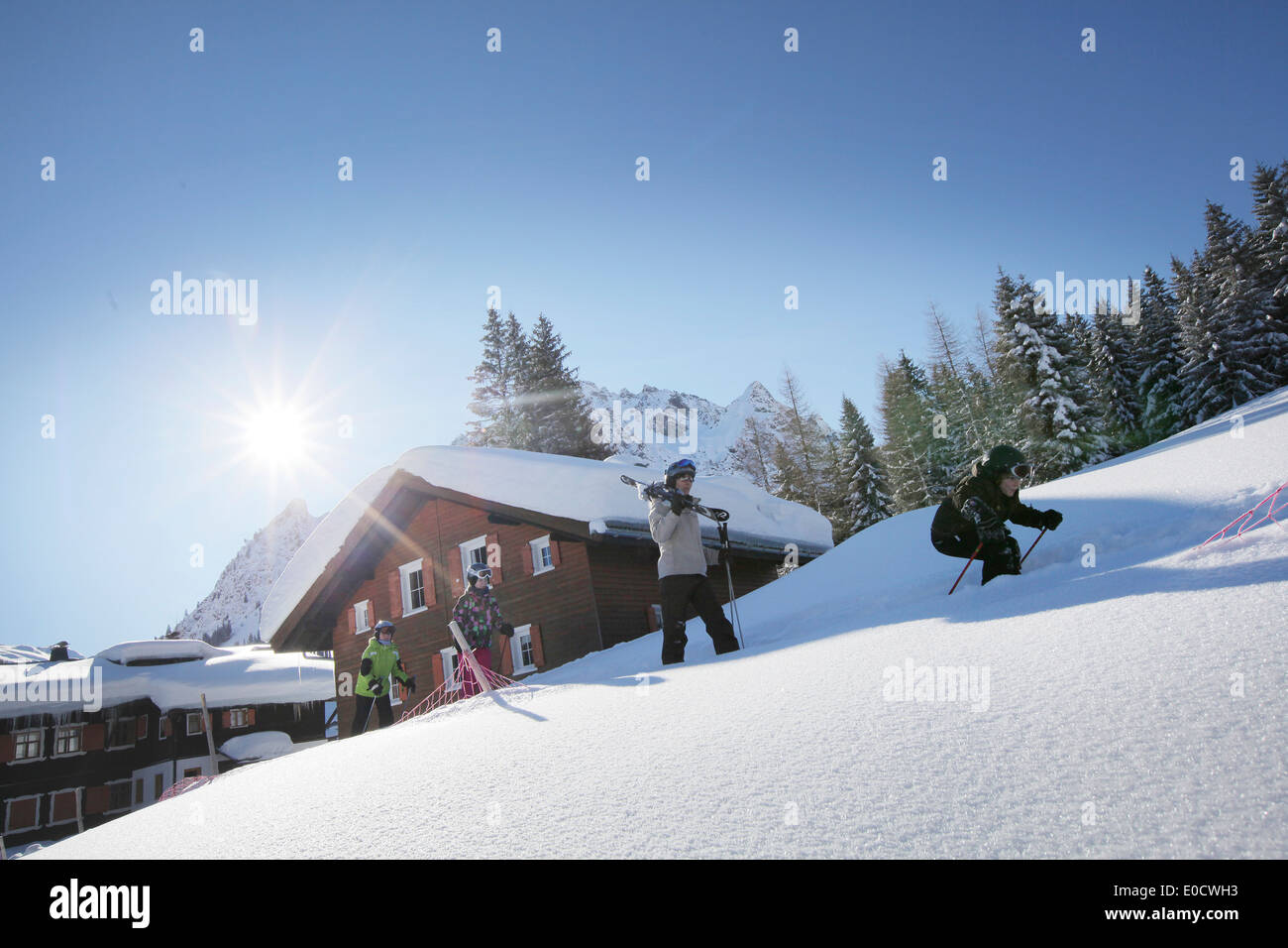 Familie mit Ski, Gargellen, Montafon, Vorarlberg, Österreich Stockfoto