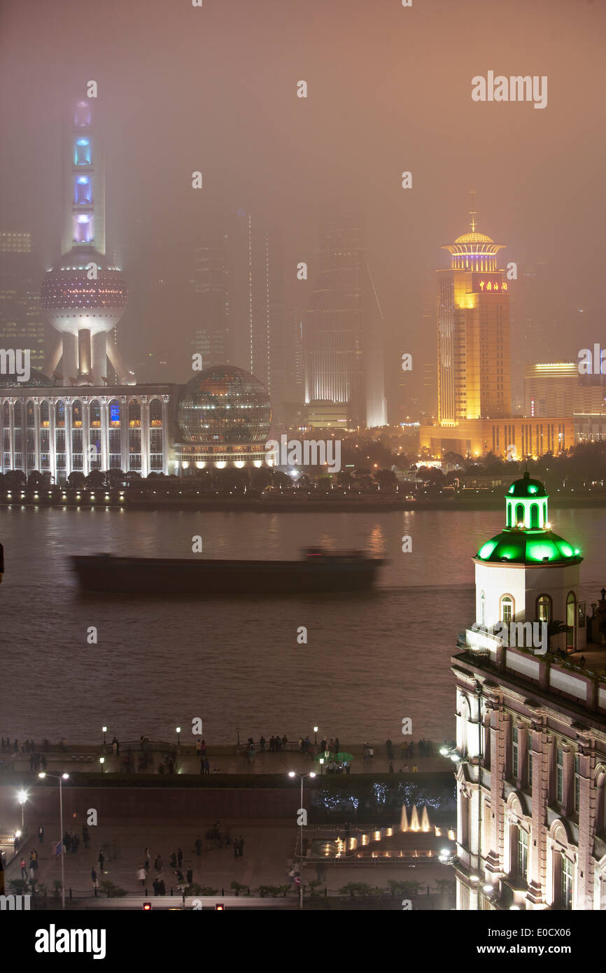 Fairmont Peace Hotel an der Nanjing Road mit "The Bund" am Huangpu-Fluss, Blick in Richtung der Sonderwirtschaftszone Pudong, Shangh Stockfoto