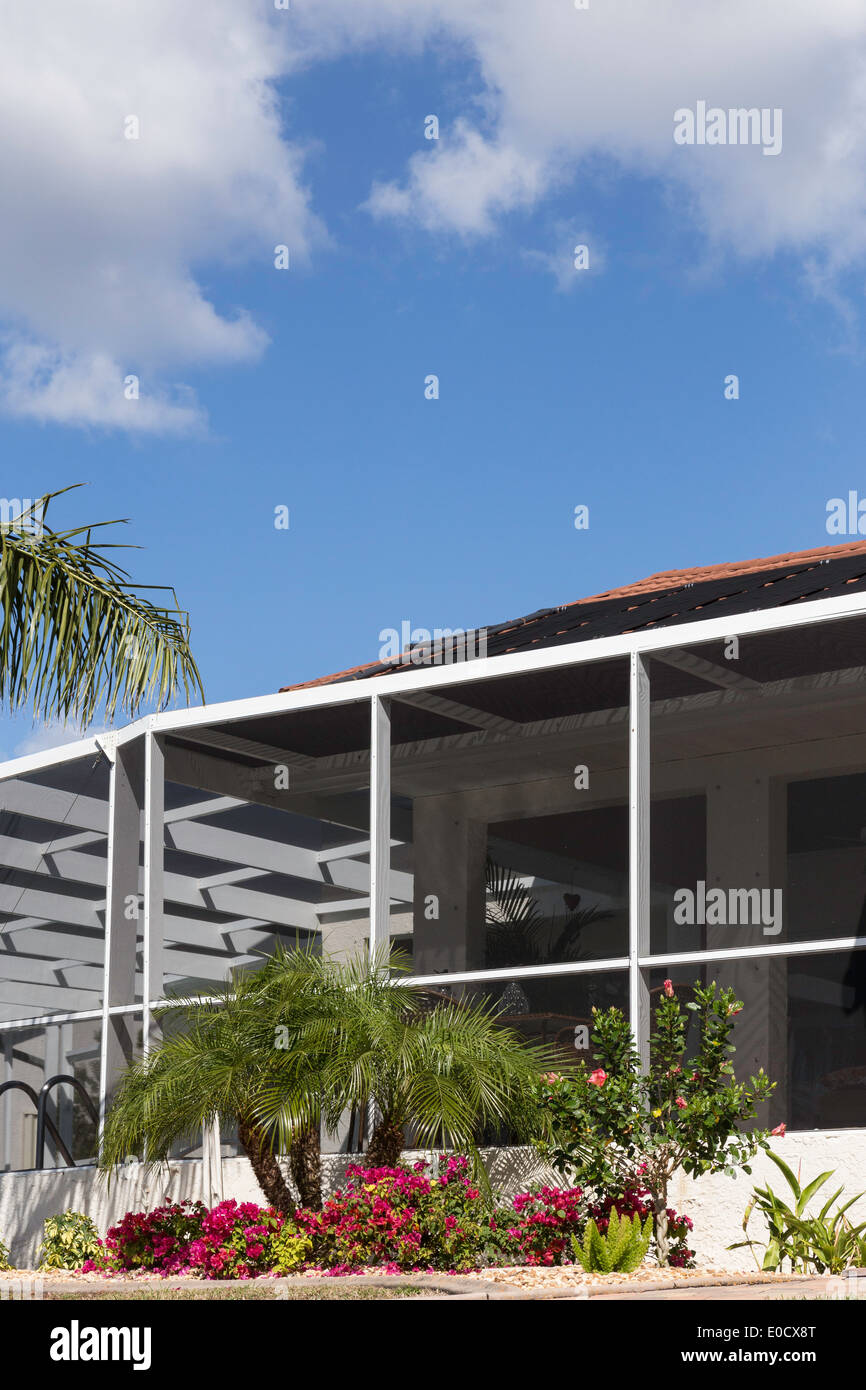 Luxus-Kanal vorne Wohnhaus mit im Pool-Deck, Punta Gorda, Florida, USA gezeigt Stockfoto