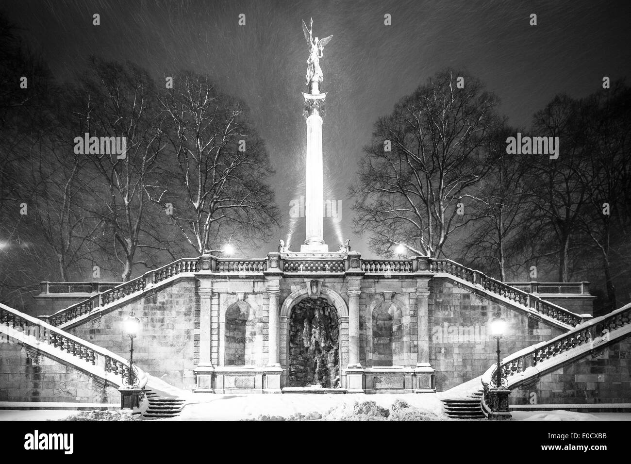 Engel des Friedens in der Nacht und Schneewehe, München, Upper Bavaria, Bavaria, Germany Stockfoto
