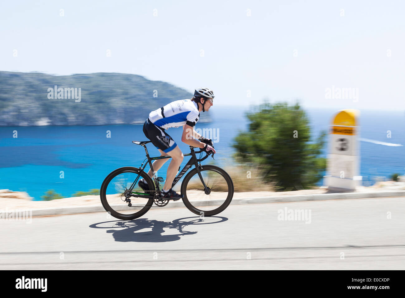 Radfahrer an der Mittelmeerküste, Andratx, Mallorca, Balearen, Spanien Stockfoto