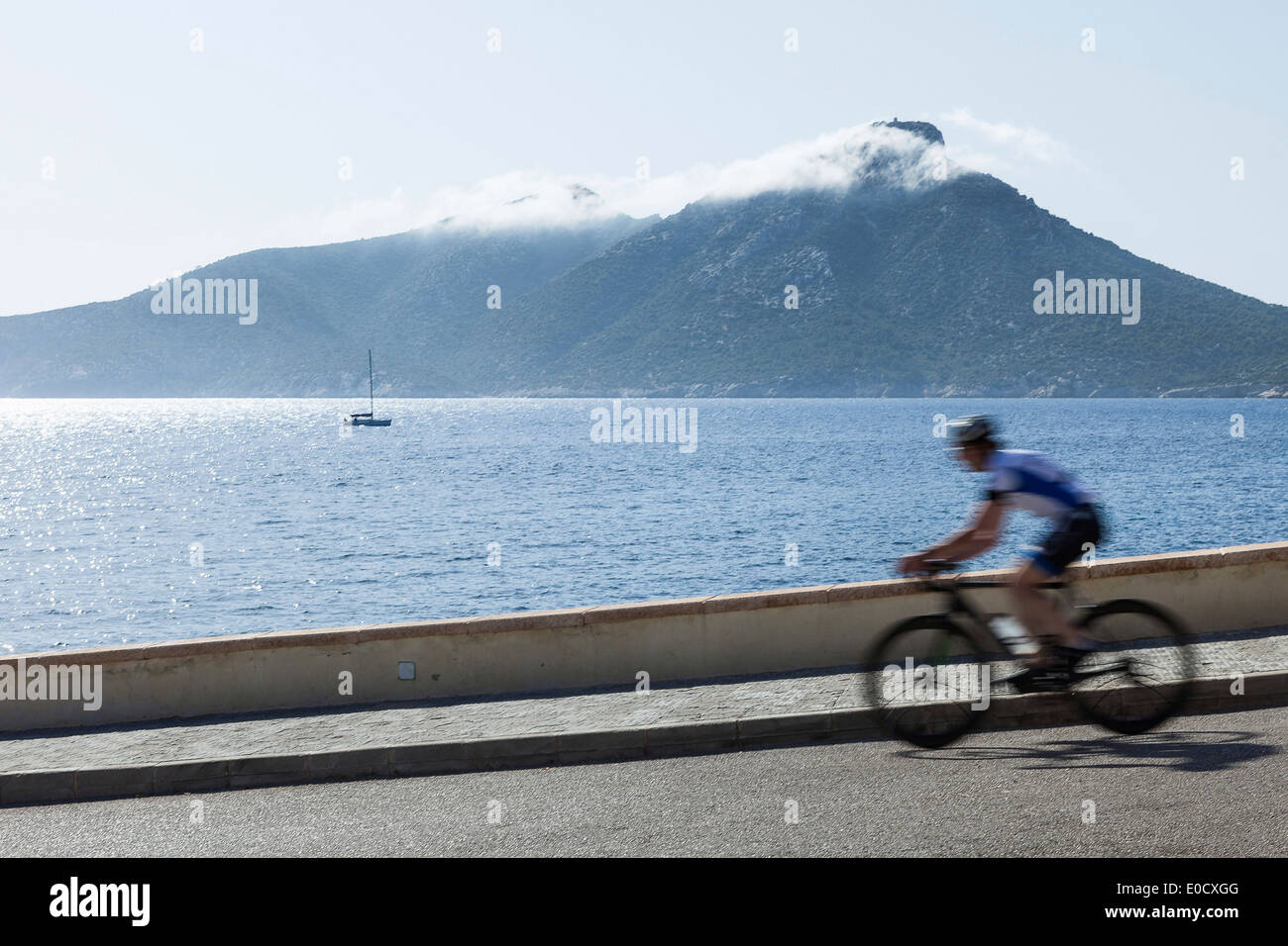 Radfahrer an der Mittelmeerküste, Insel Dragonera im Hintergrund, Sant Elm, Mallorca, Balearen, Spanien Stockfoto
