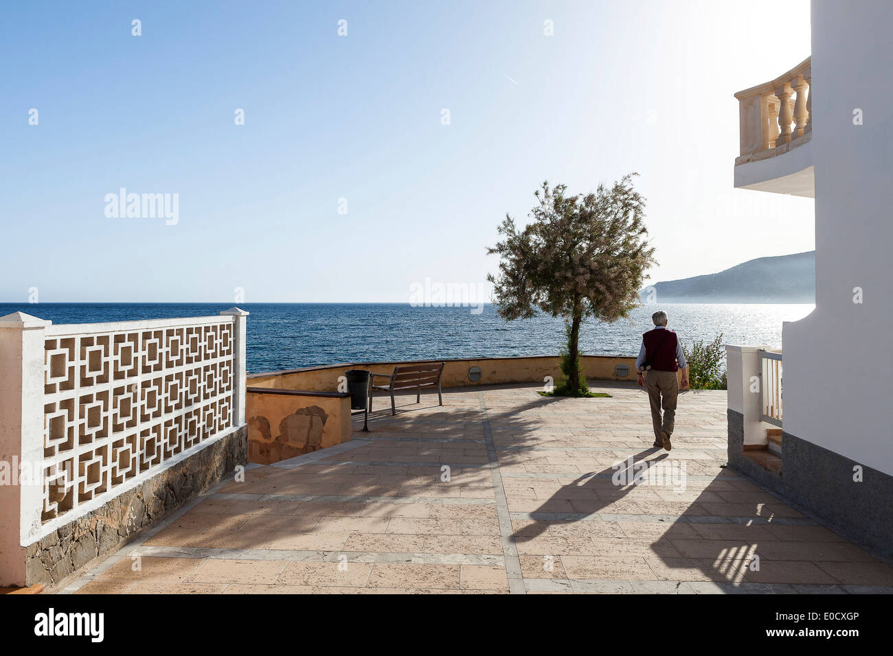 Alter Mann, ein Spaziergang an der Mittelmeerküste in Sant Elm, Mallorca, Spanien Stockfoto