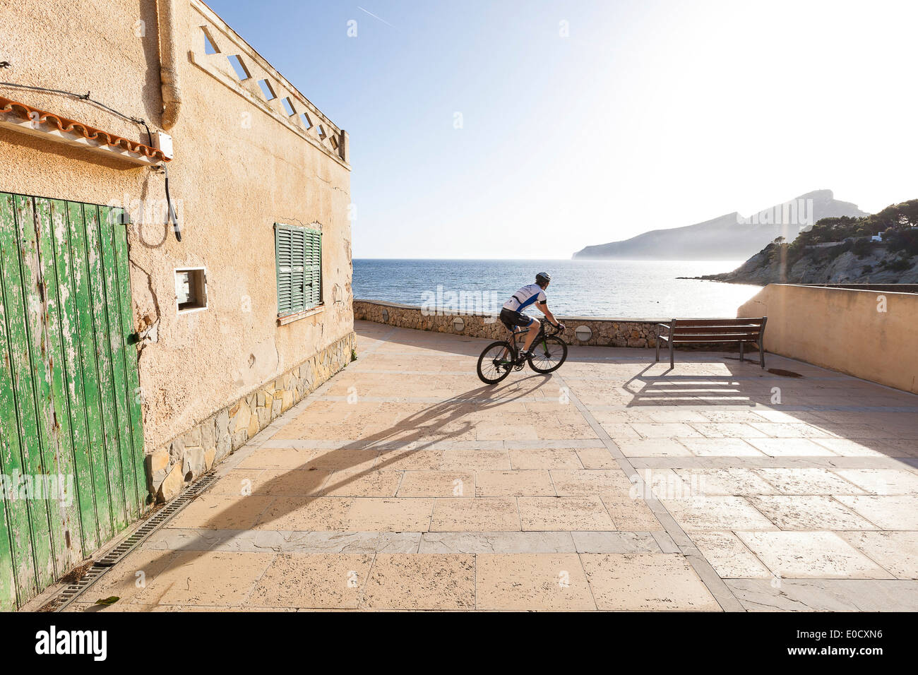 Radfahrer an der Mittelmeerküste, Sant Elm, Mallorca, Balearen, Spanien Stockfoto