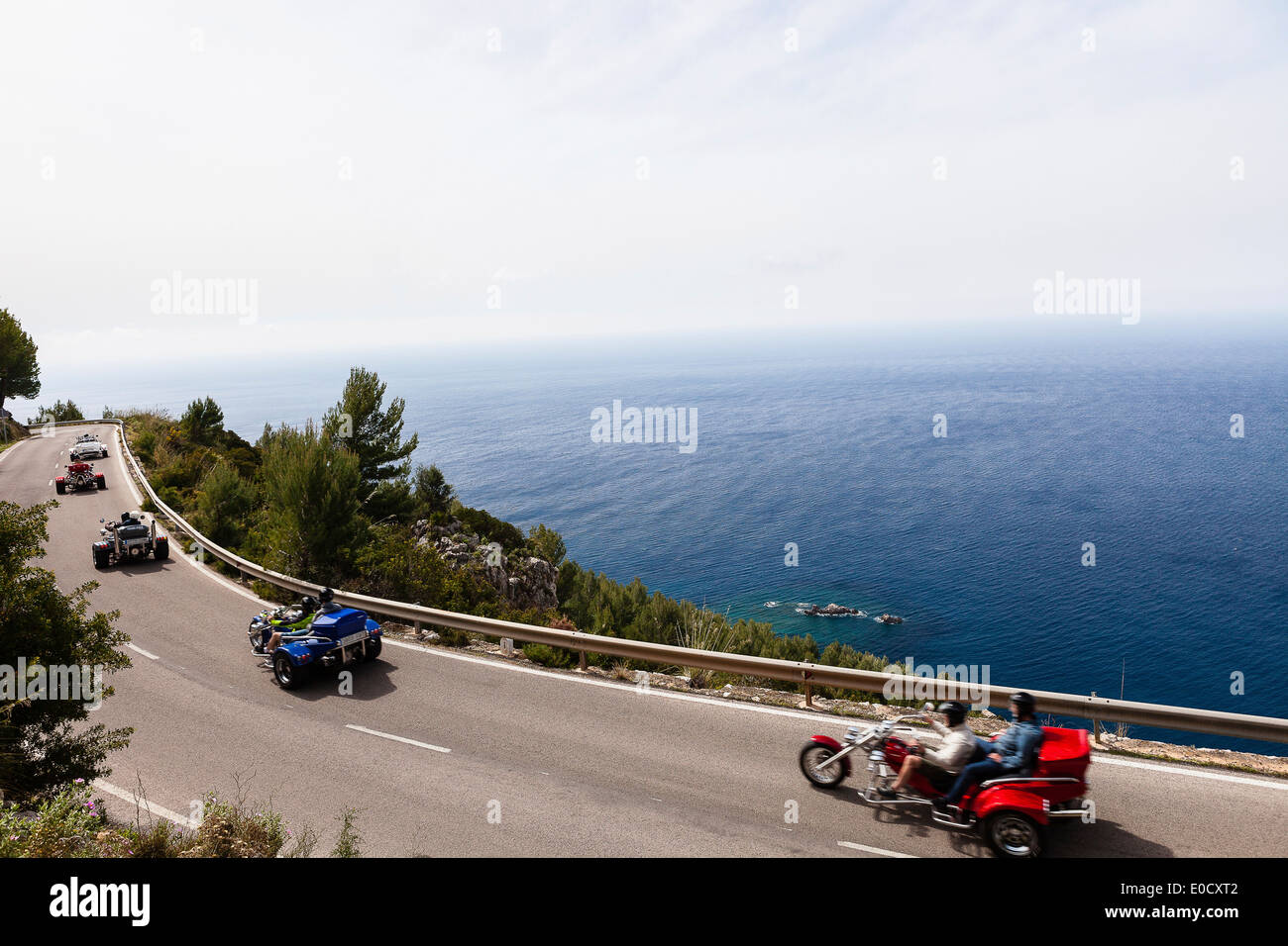 Trikes auf kurvenreiche Küstenstraße am Mittelmeer, Estellencs, Mallorca, Spanien Stockfoto