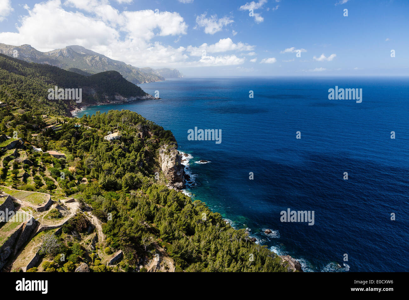 Anwesen mit terrassierten Anbauflächen an Mittelmeerküste, Banyalbufar, Mallorca, Spanien Stockfoto