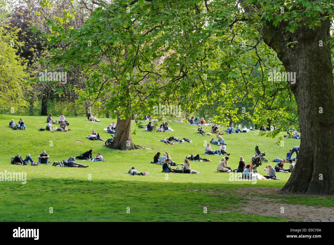 Menschen, die genießen des heißen britische Wetter im Park, London, England, Vereinigtes Königreich. Stockfoto